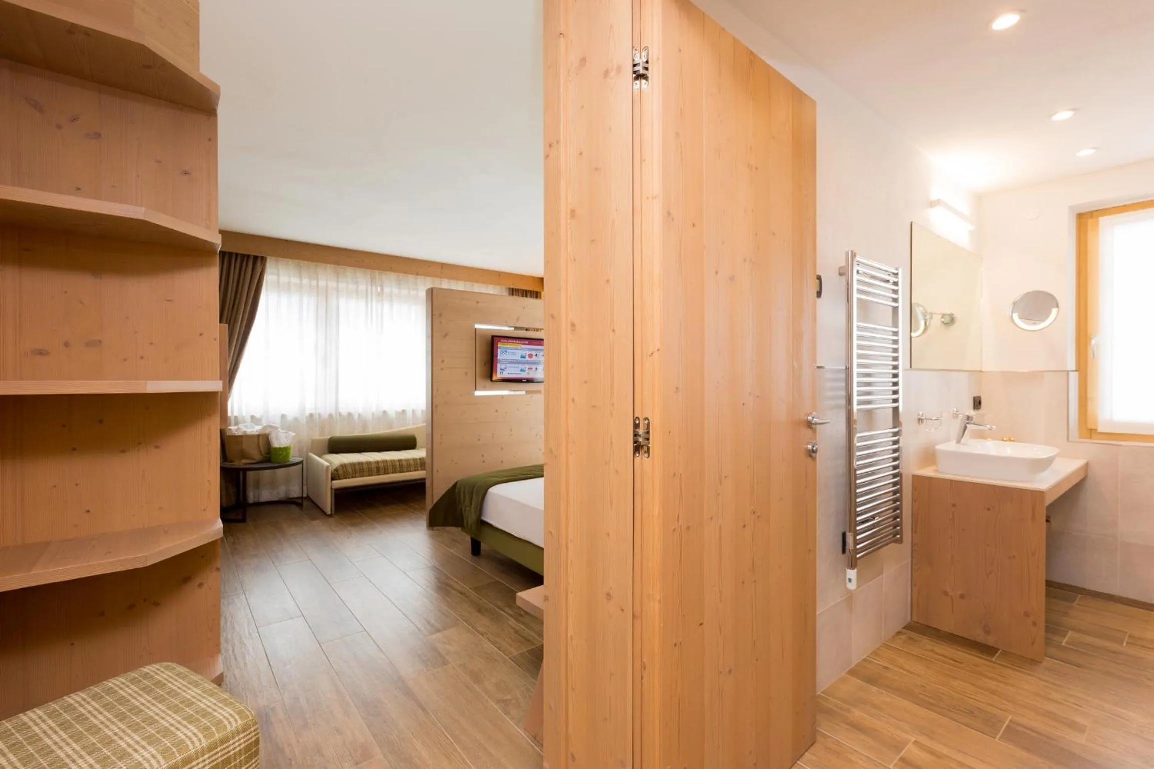 Shower, Bed in Green Rose