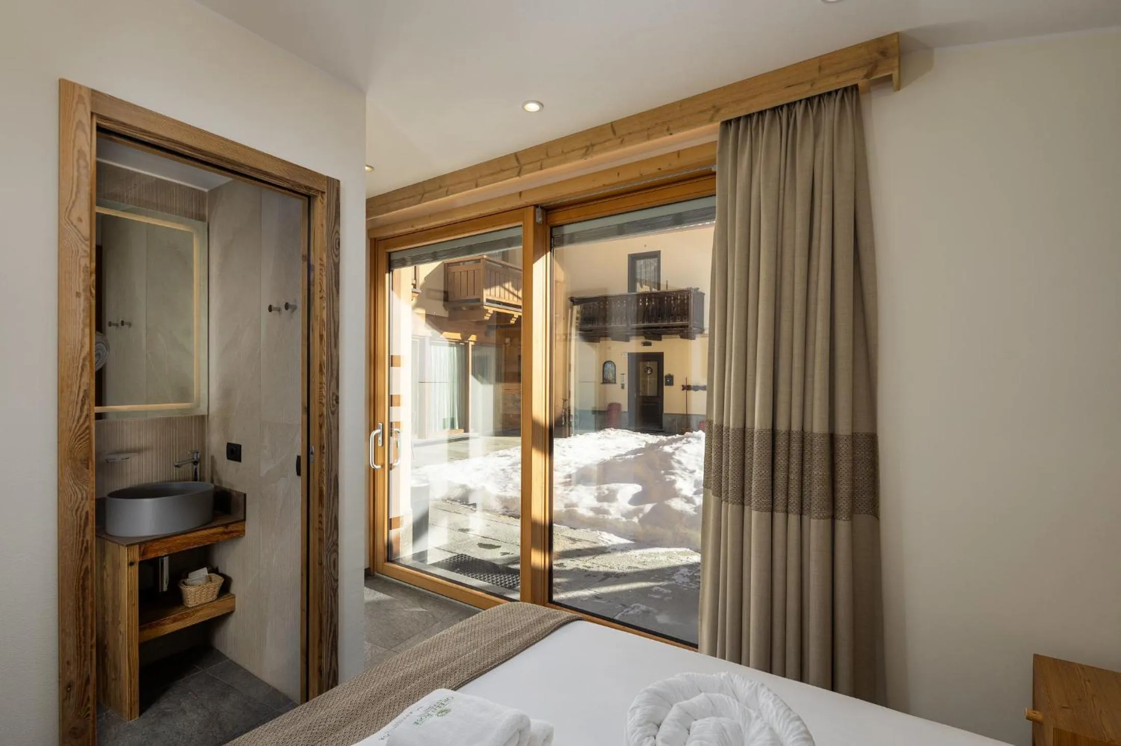 Bathroom, Bed in Green Rose