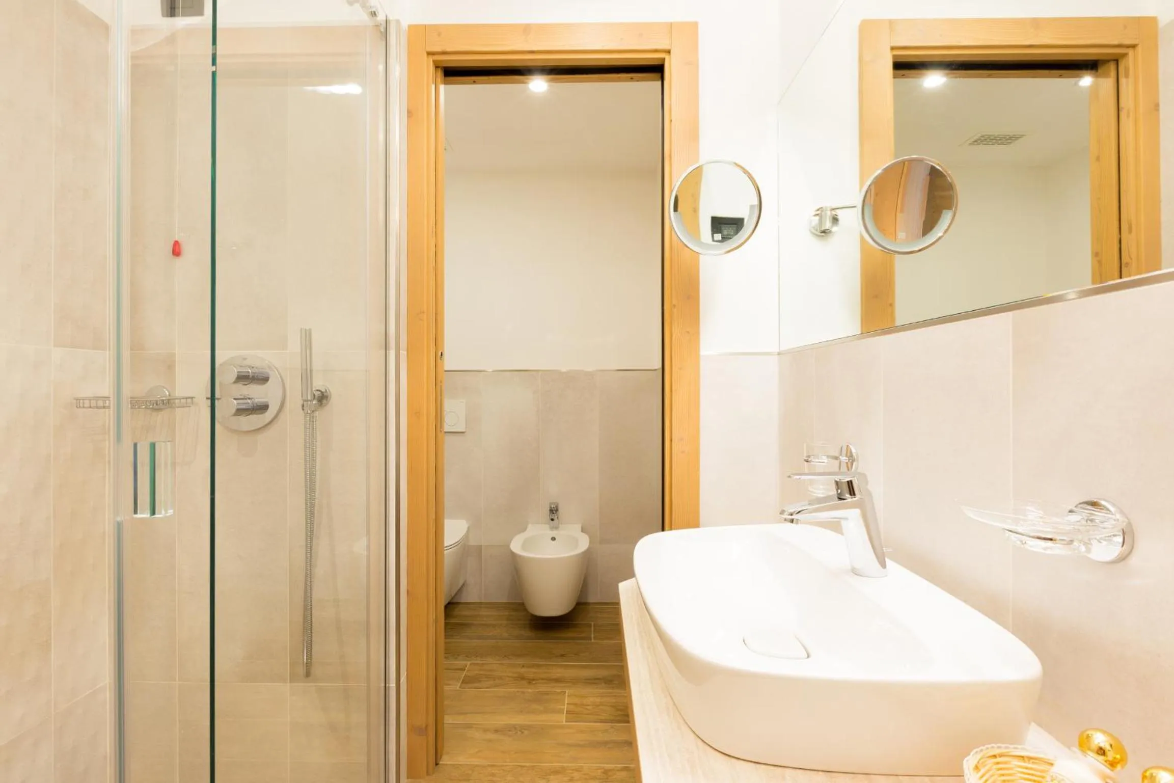 Shower in Green Rose