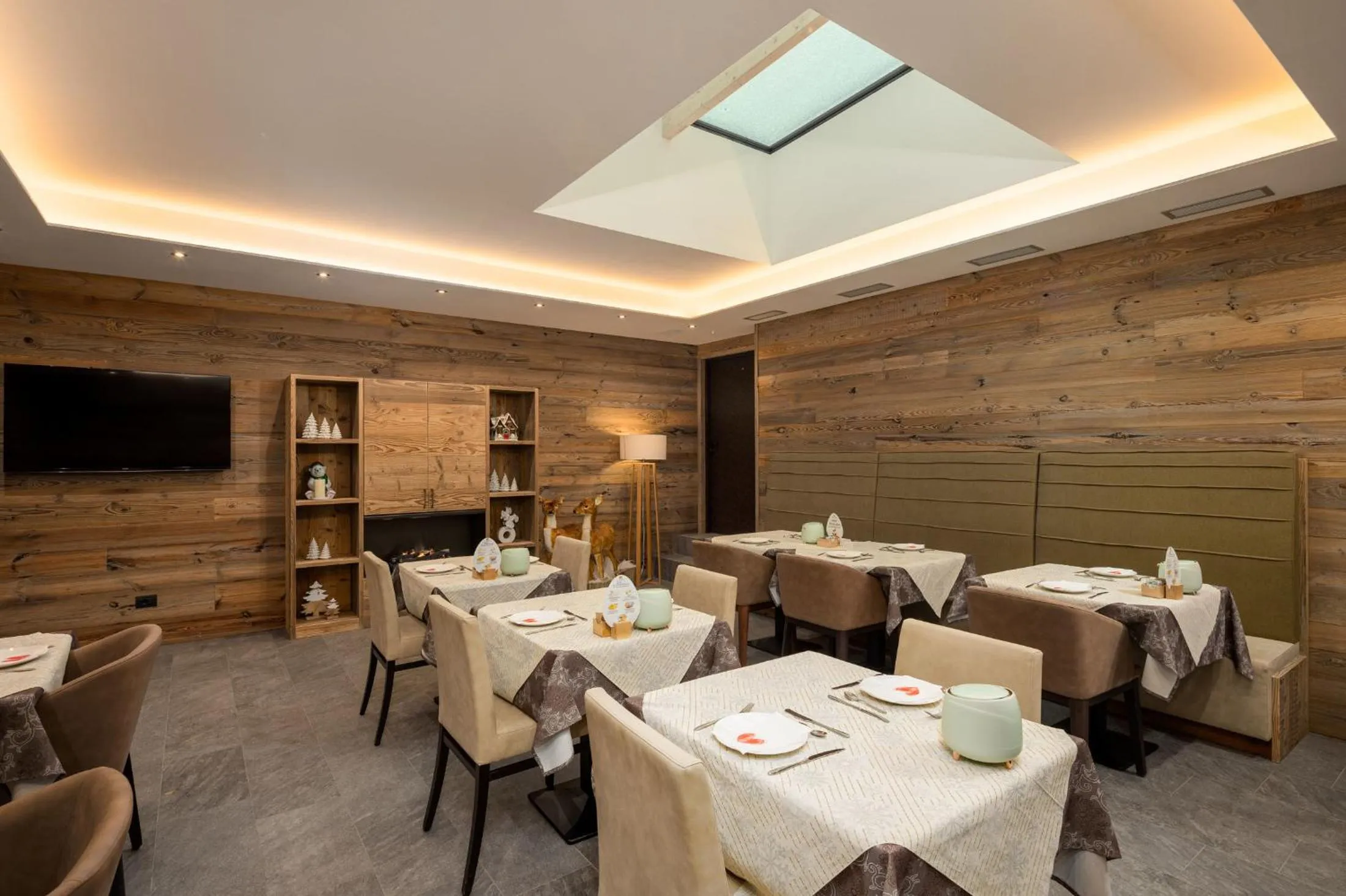 Breakfast in Green Rose