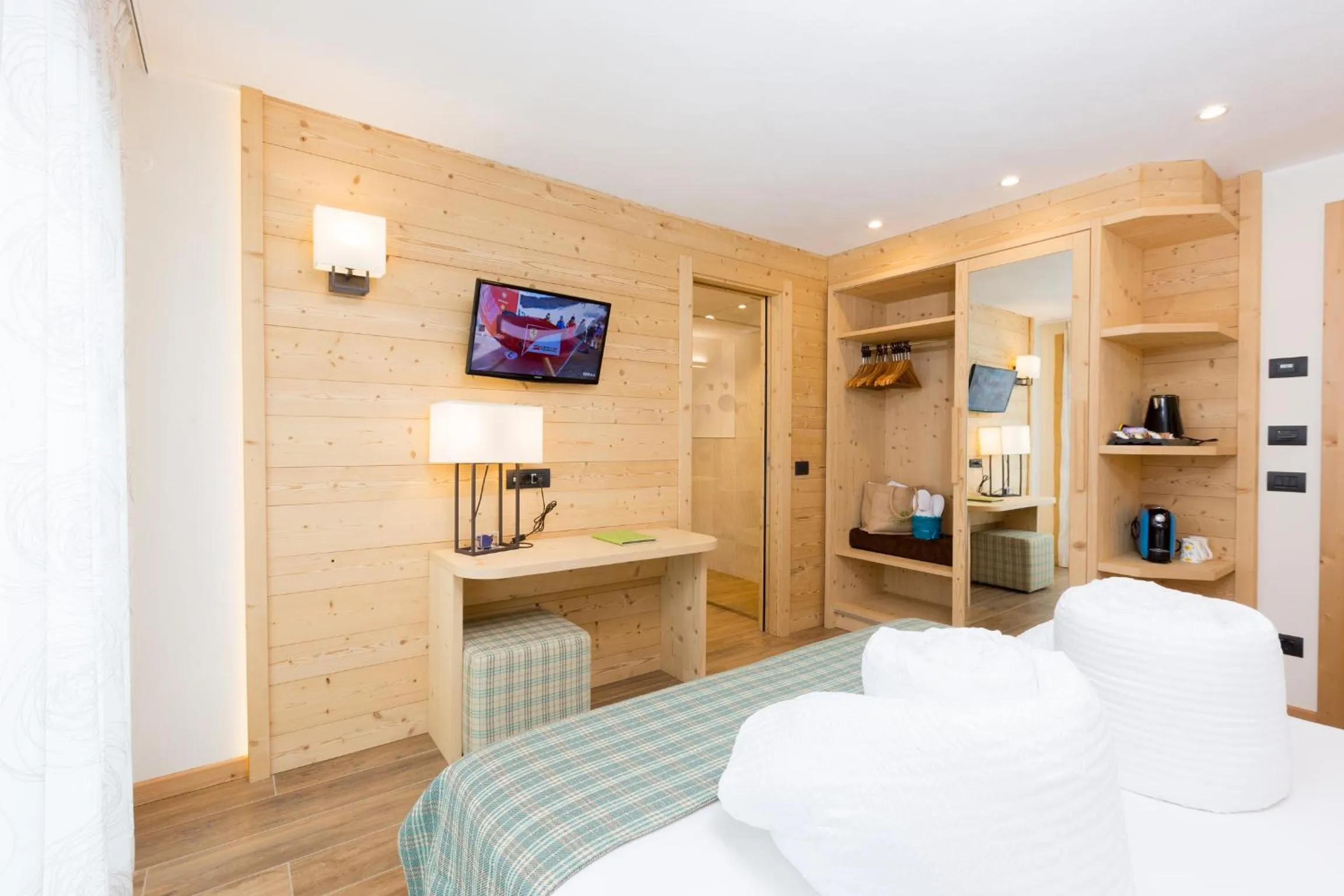 Shower, Bed in Green Rose