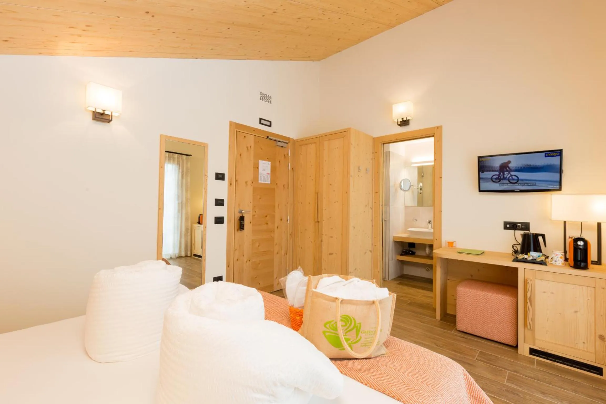 Shower, Bed in Green Rose