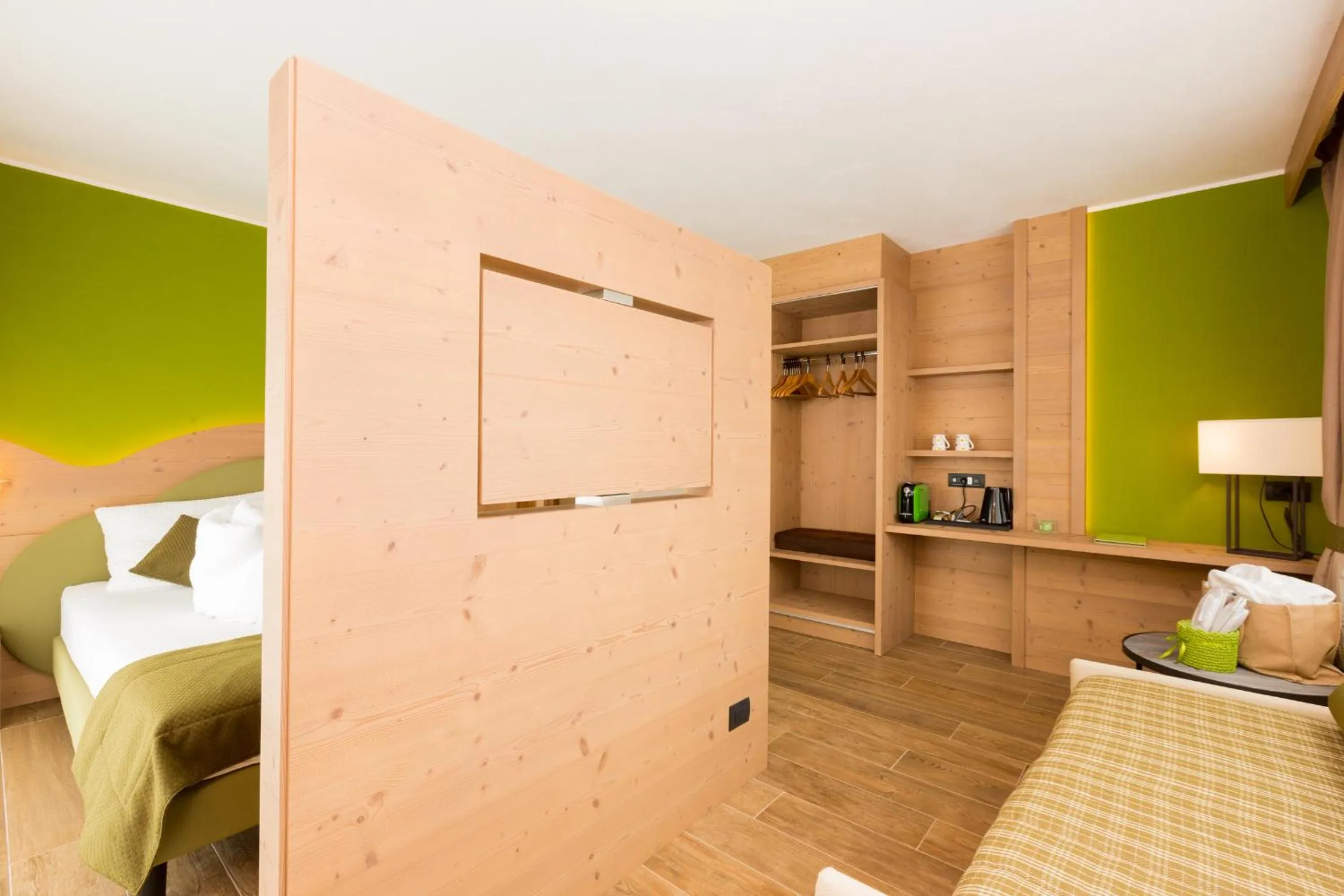 Shower, Bed in Green Rose