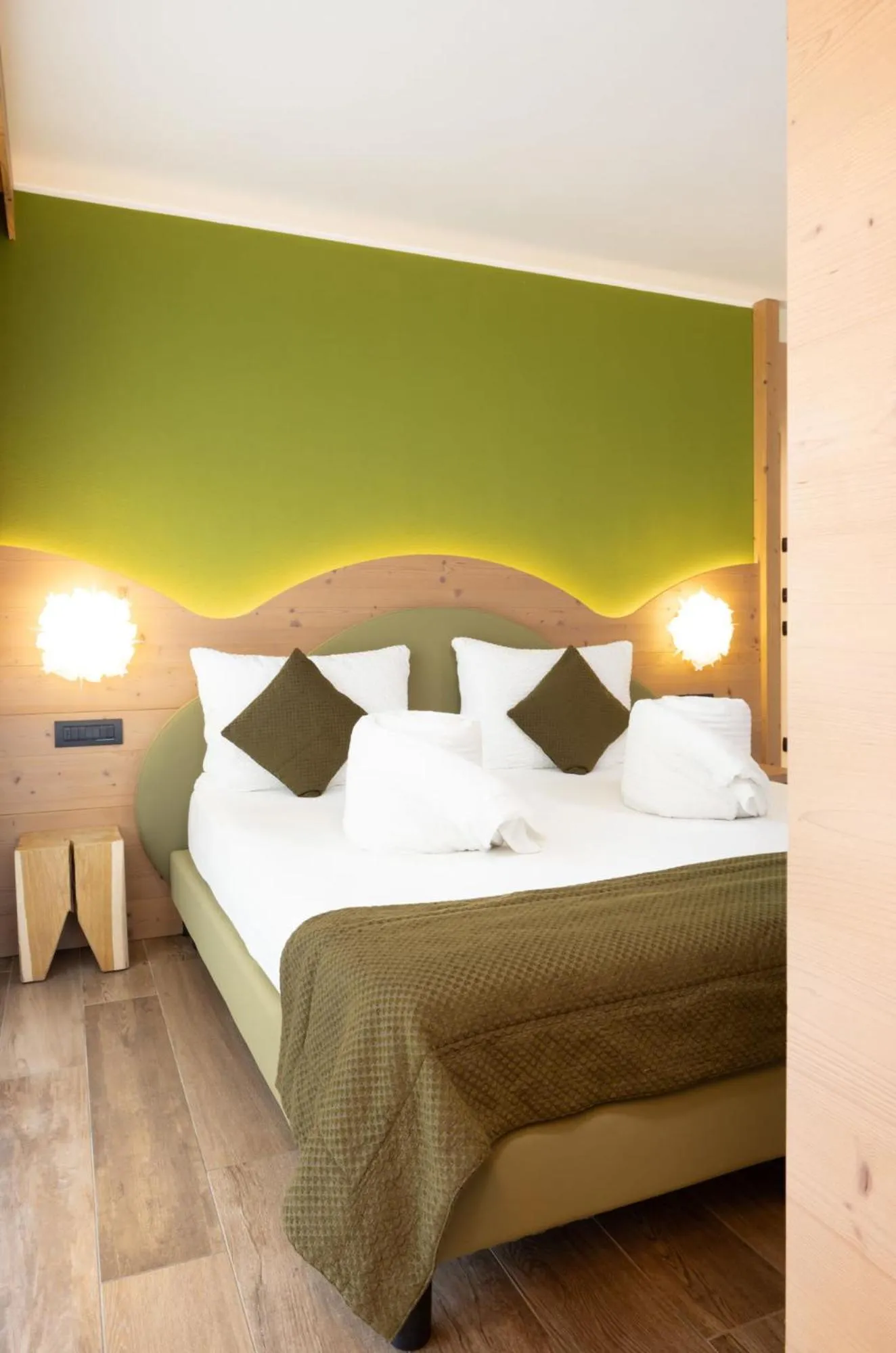 Bedroom, Bed in Green Rose