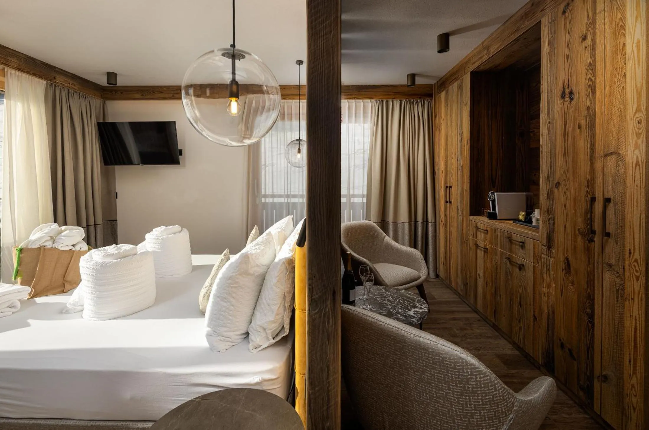 Photo of the whole room, Bed in Green Rose