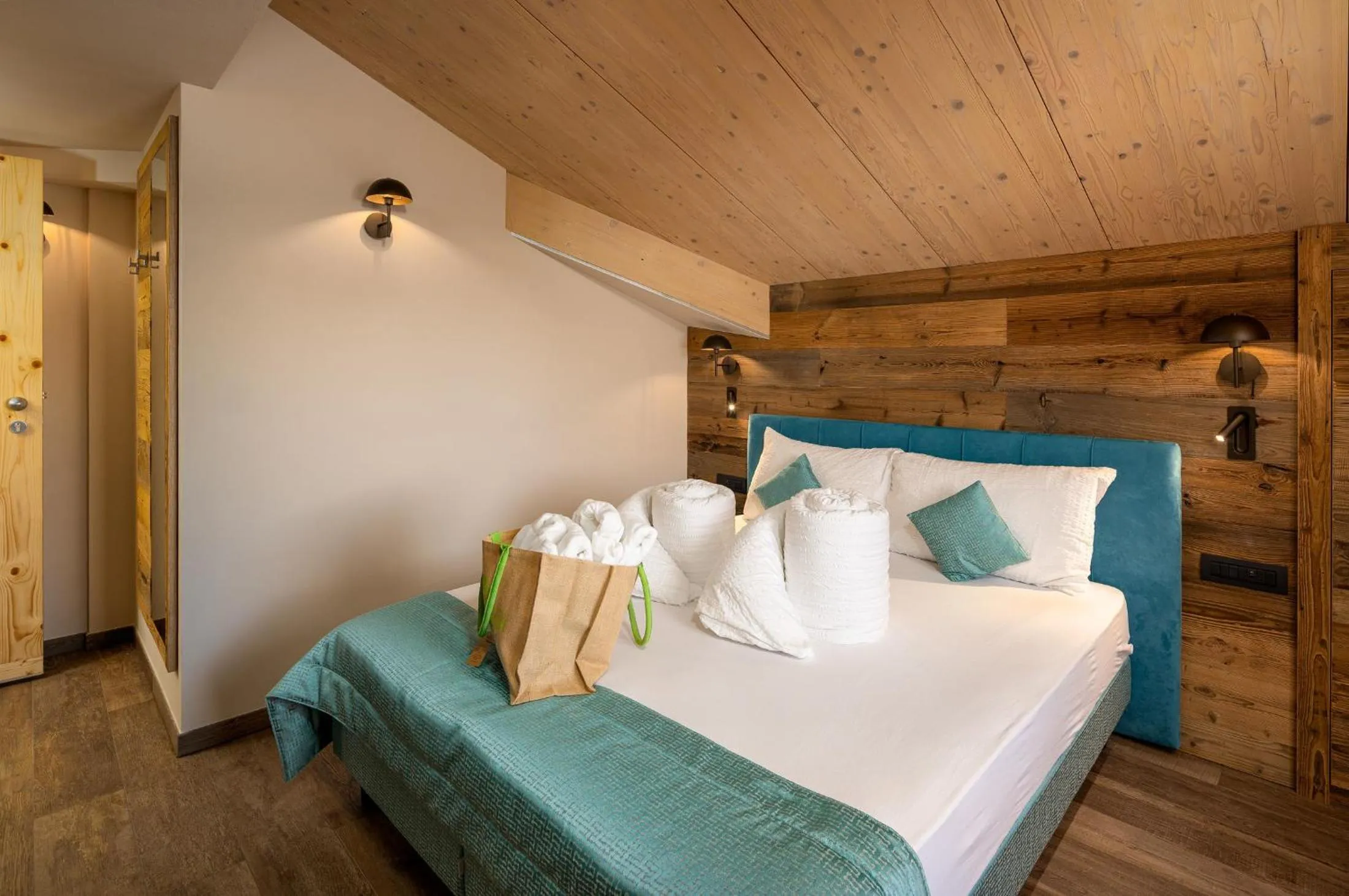 Photo of the whole room, Bed in Green Rose