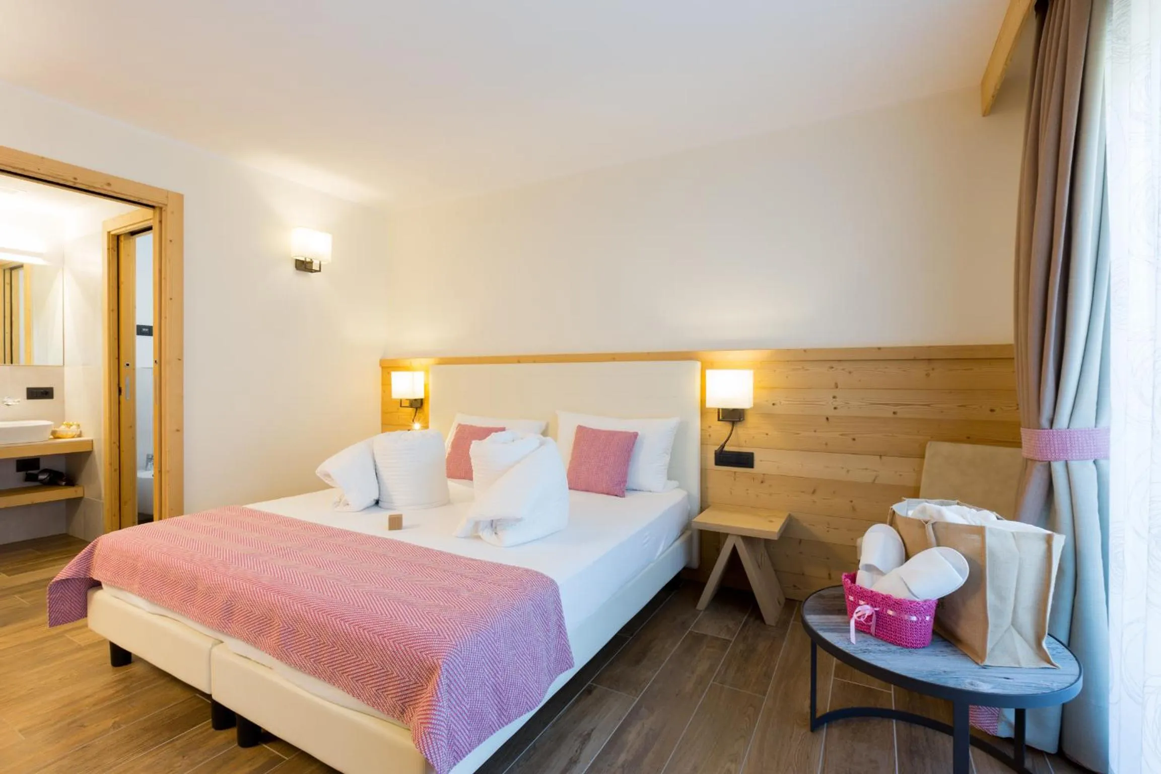 Shower, Bed in Green Rose