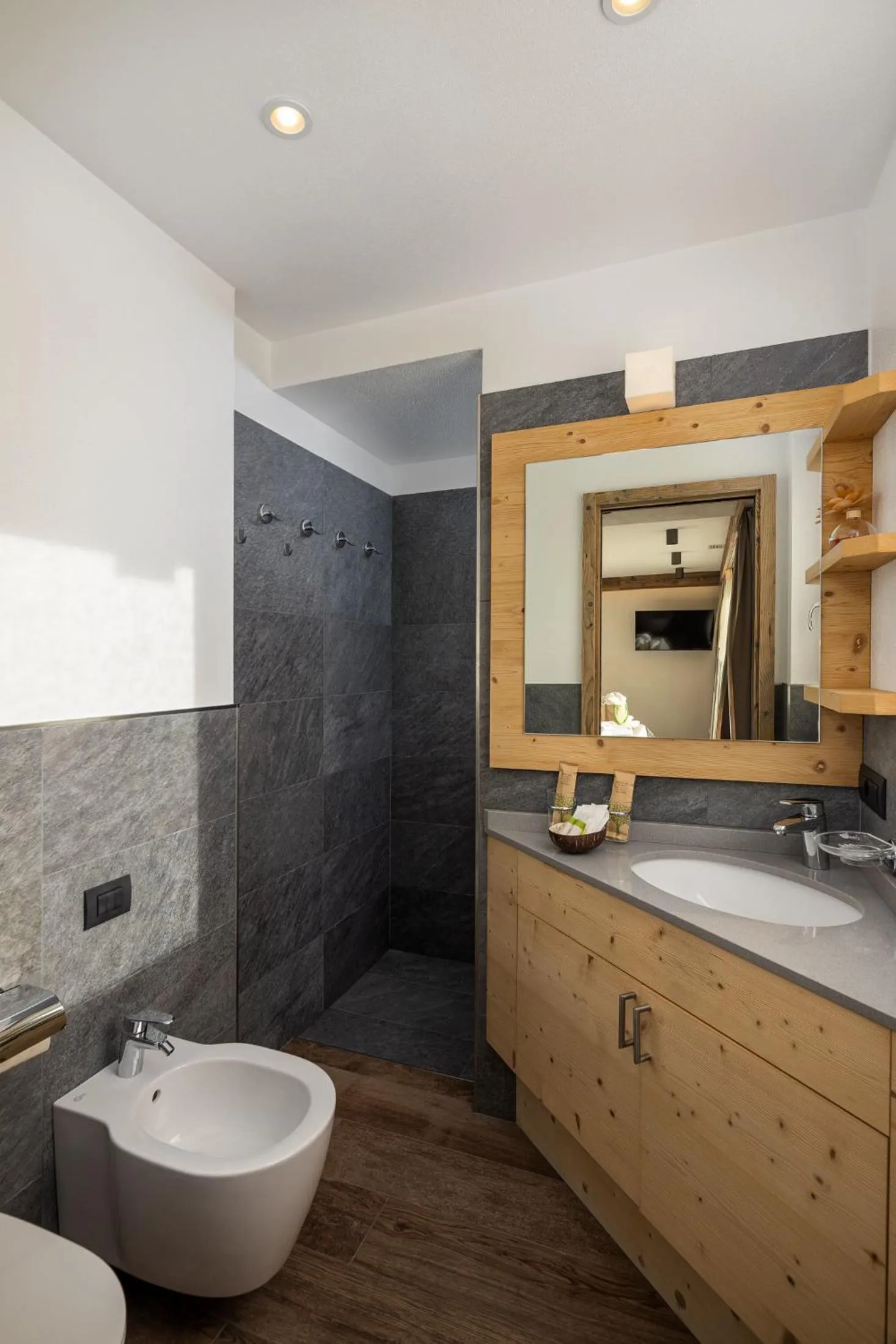 Bathroom in Green Rose