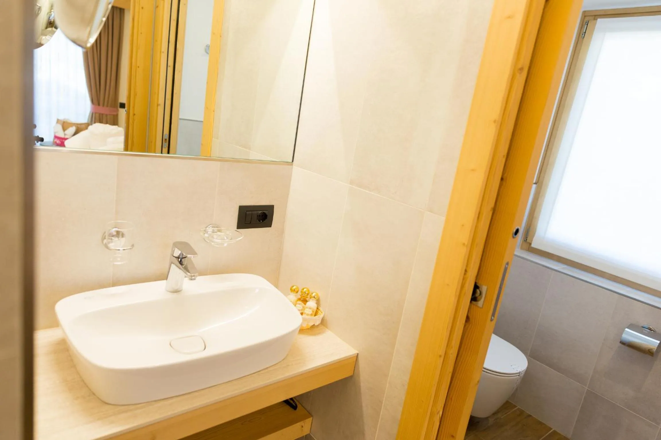 Shower in Green Rose