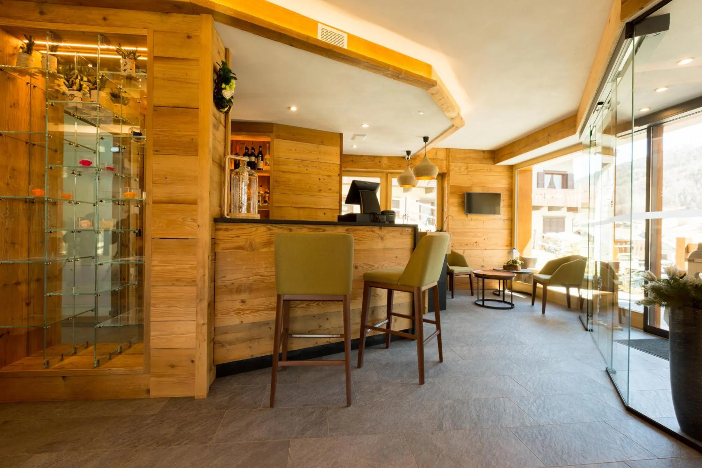 Communal lounge/ TV room in Green Rose