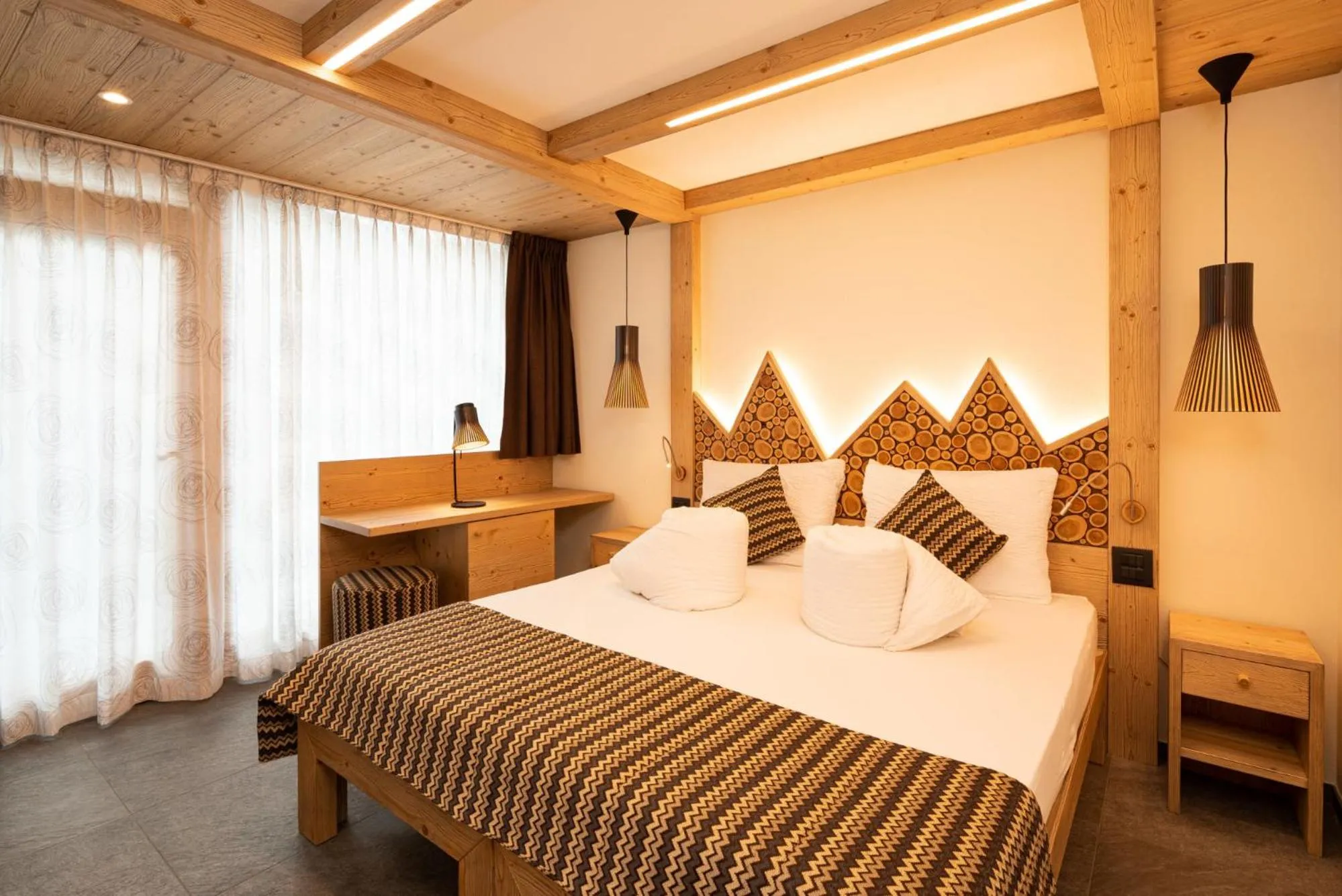 Photo of the whole room, Bed in Green Rose