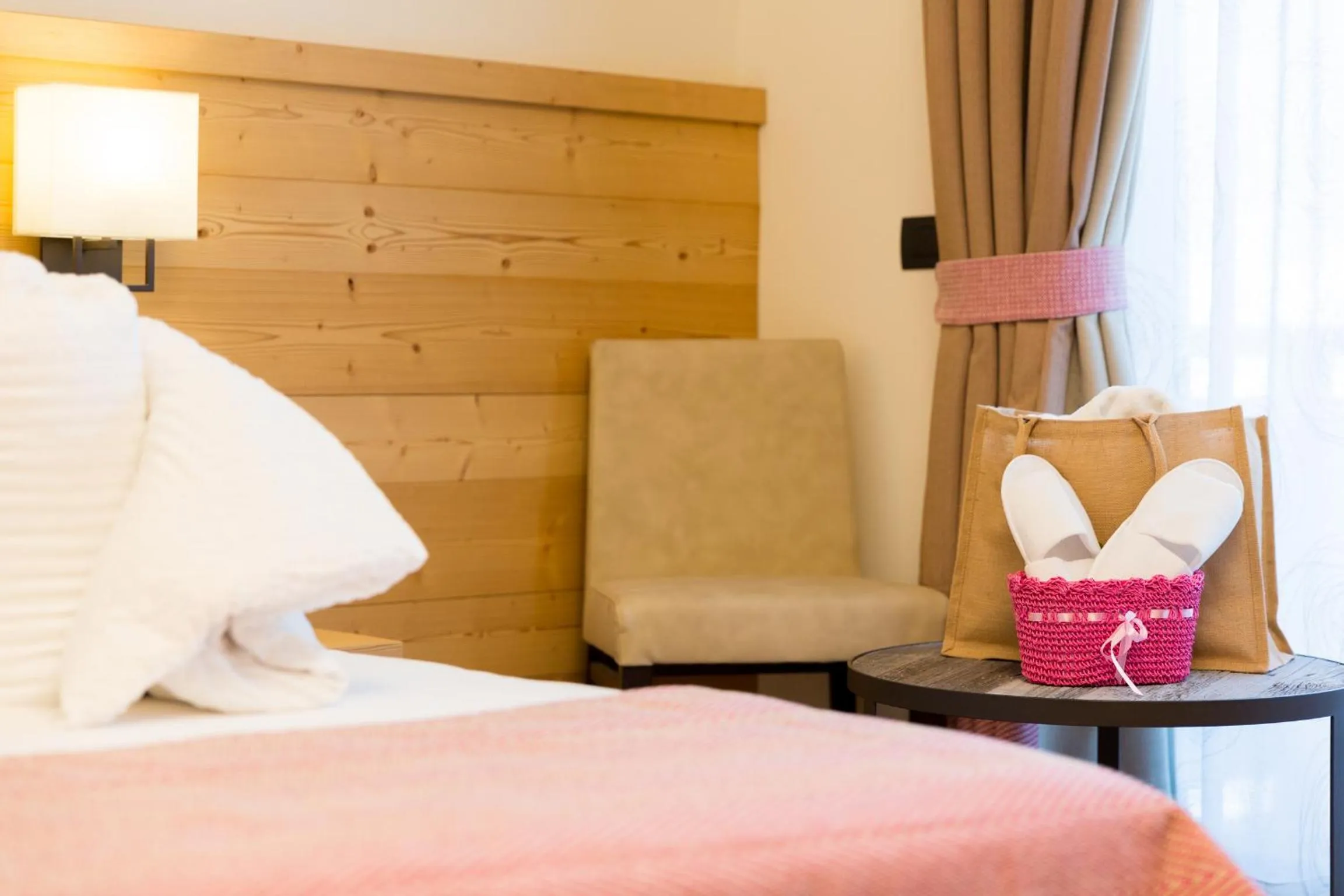 Toilet, Bed in Green Rose