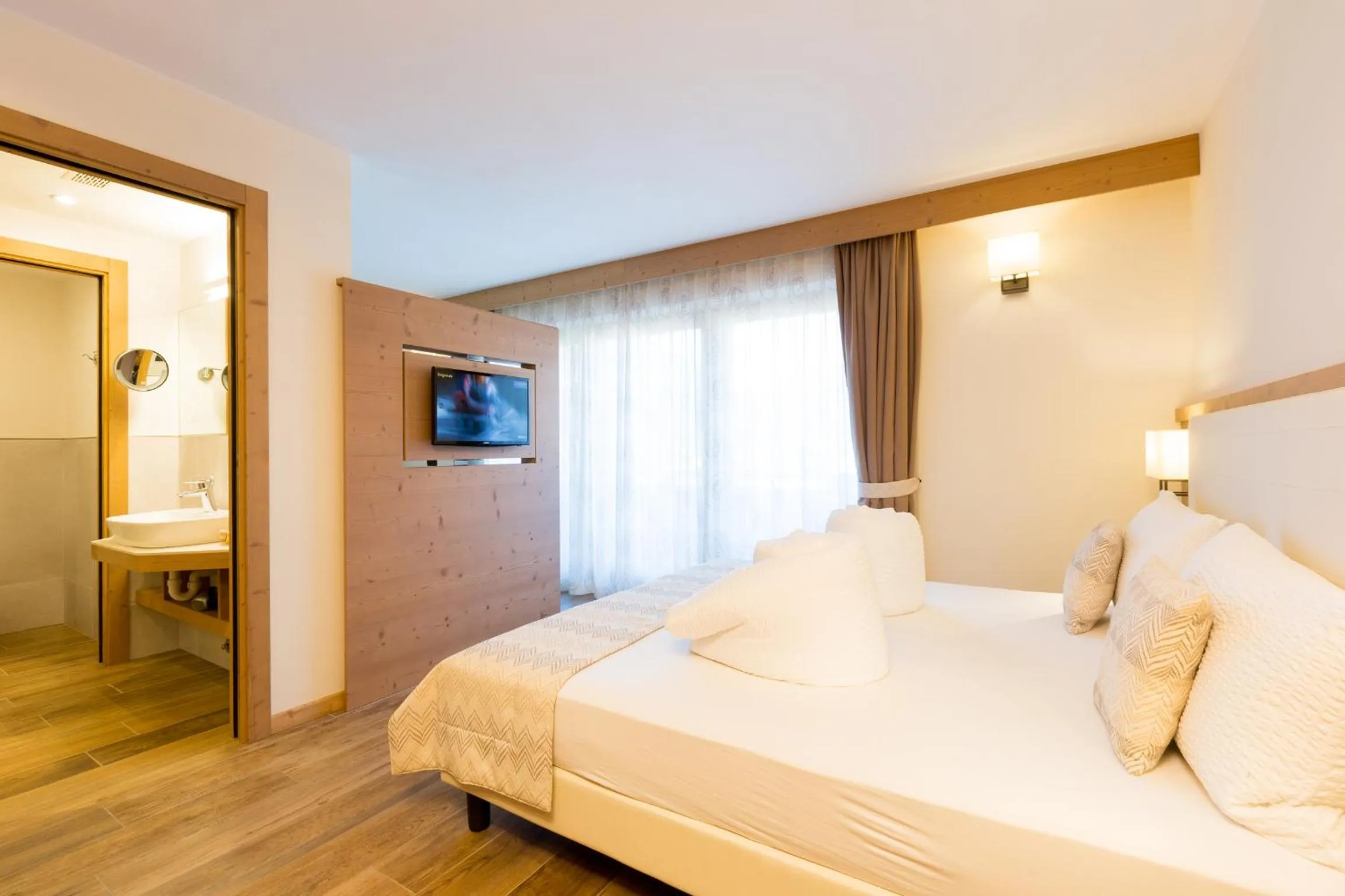 Shower, Bed in Green Rose