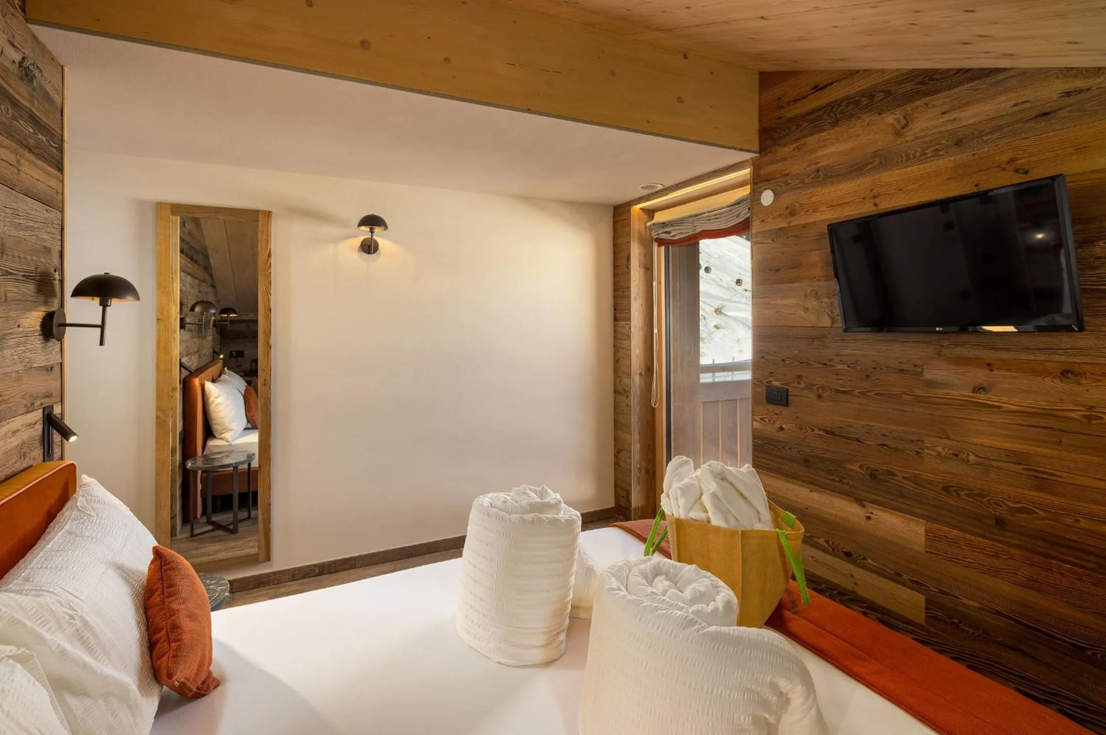 Bedroom, Bed in Green Rose