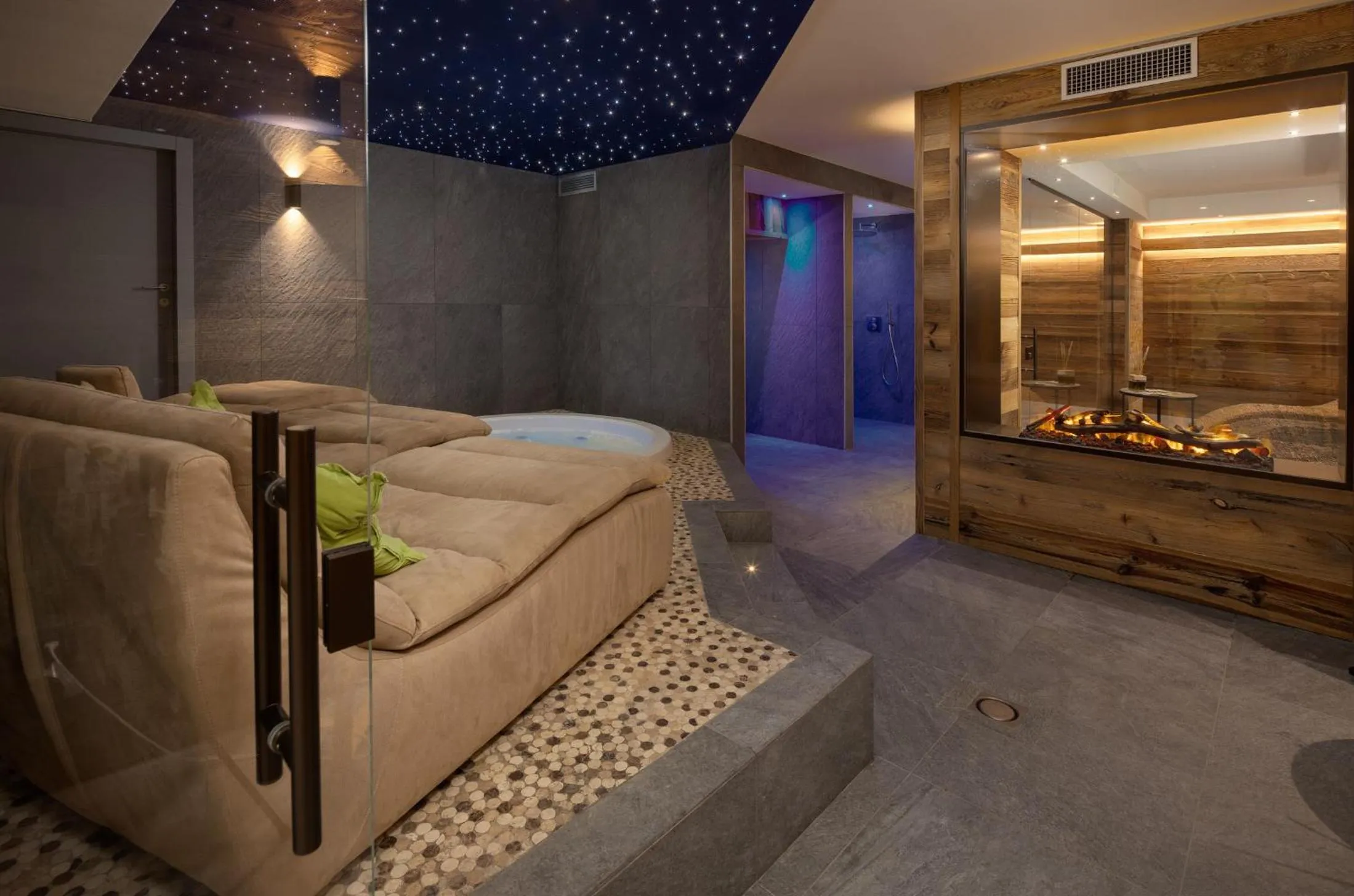 Swimming pool, Bed in Green Rose