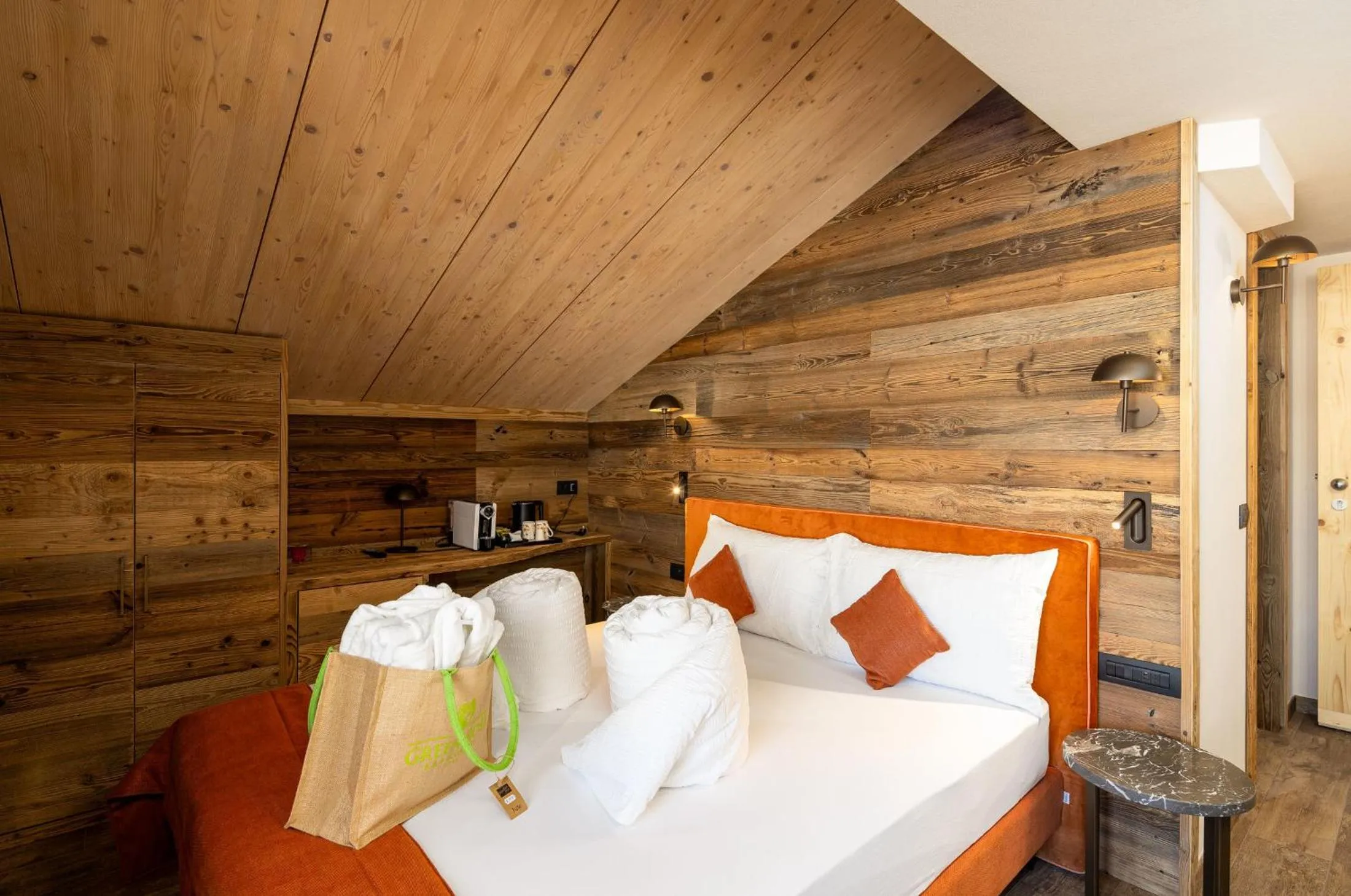 Photo of the whole room, Bed in Green Rose