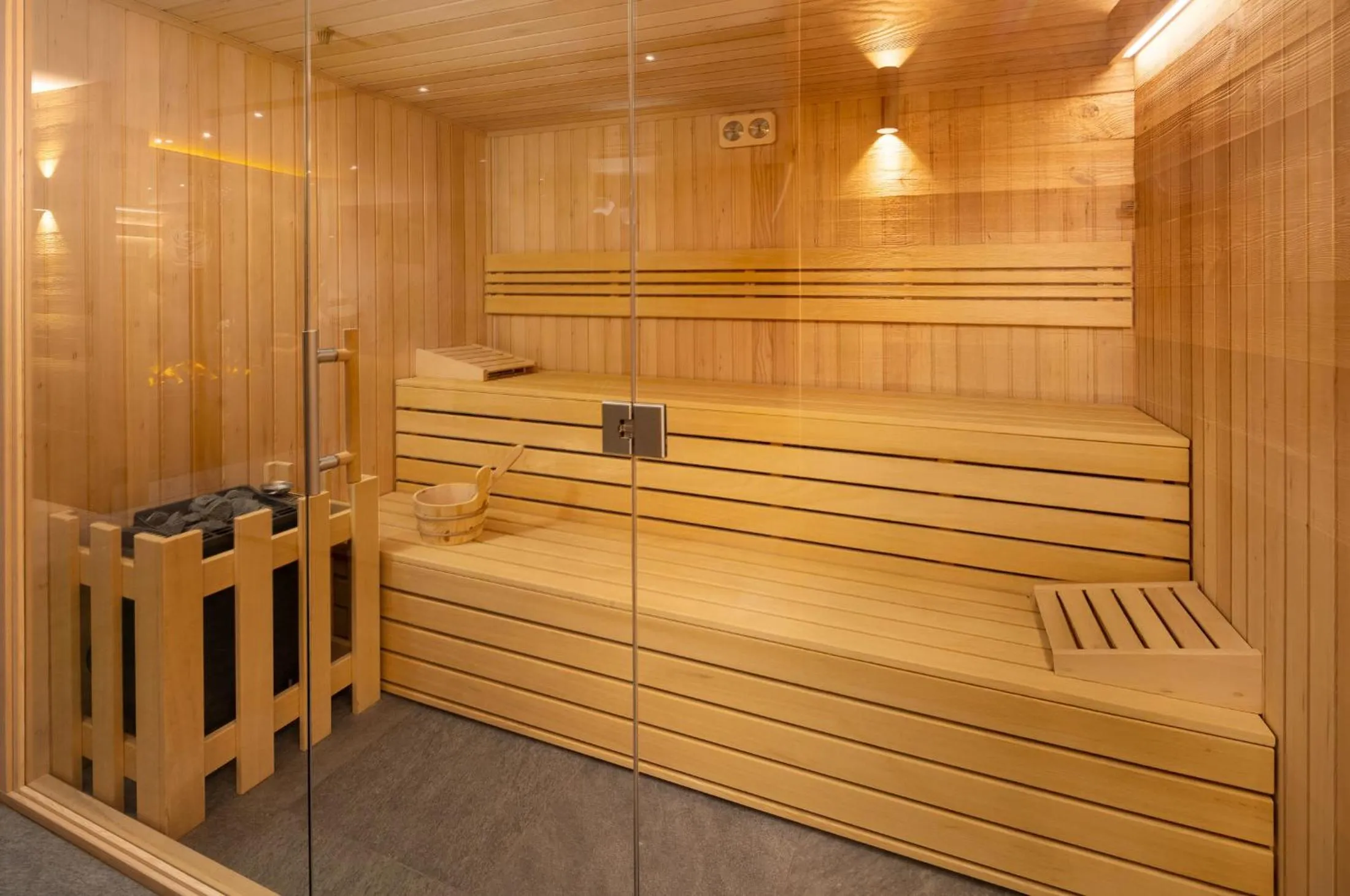 Swimming pool in Green Rose