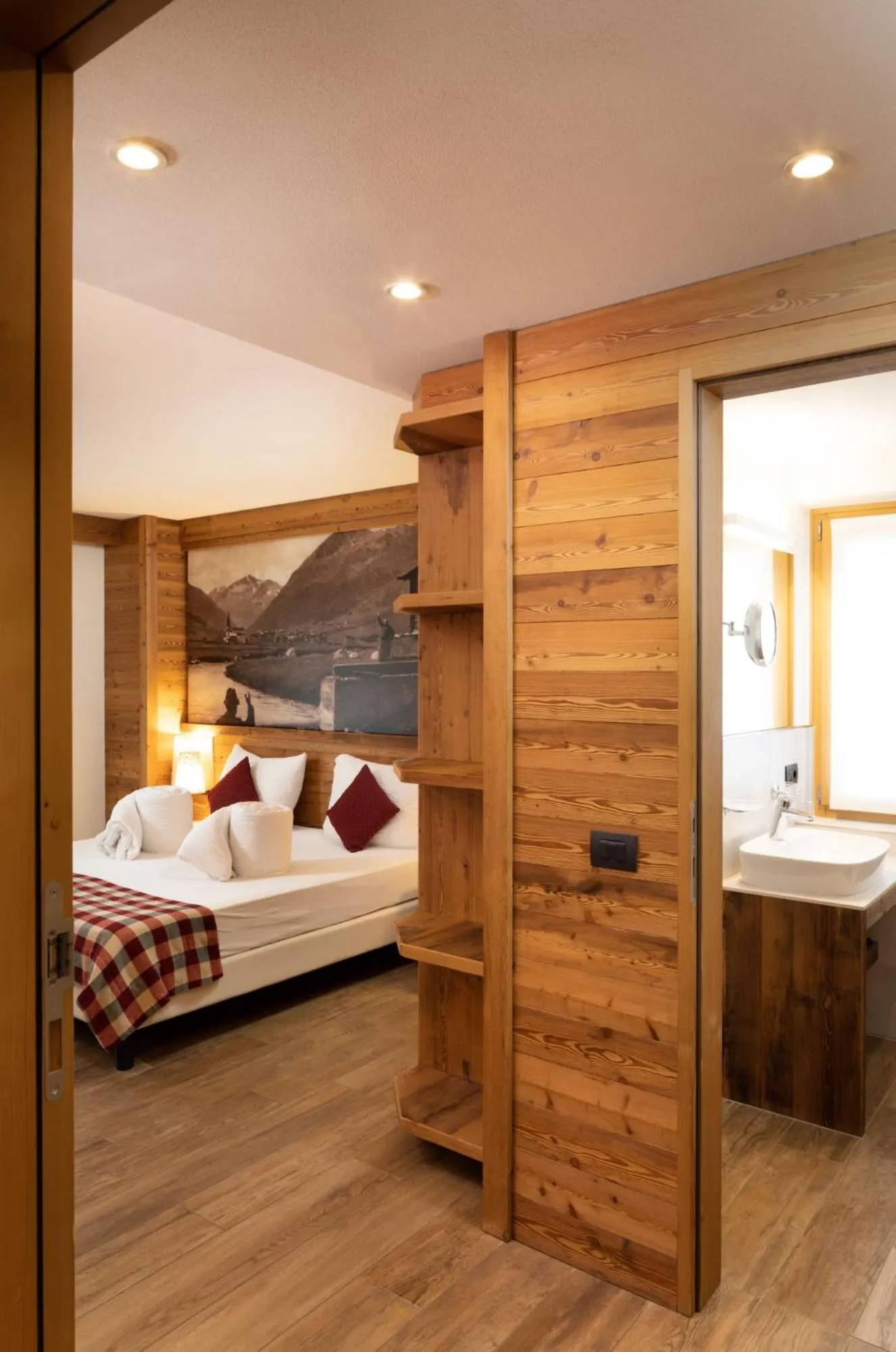 Photo of the whole room, Bed in Green Rose