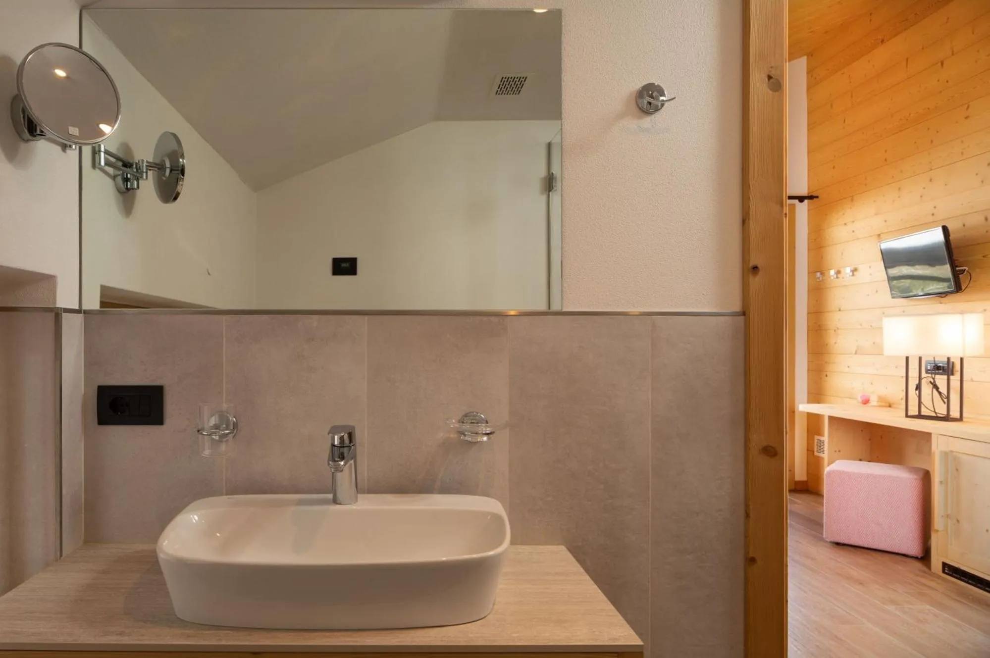 Bathroom in Green Rose