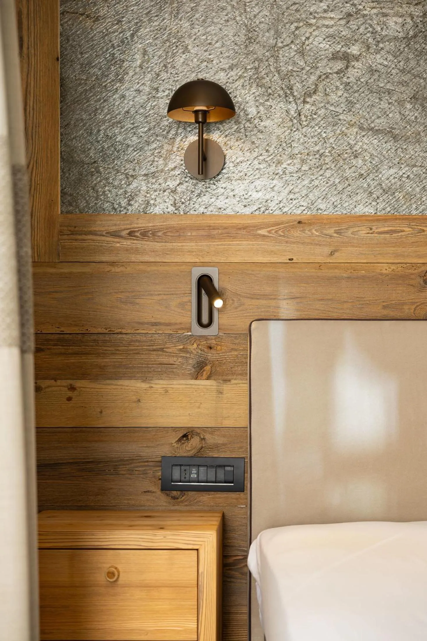 Photo of the whole room, Bed in Green Rose