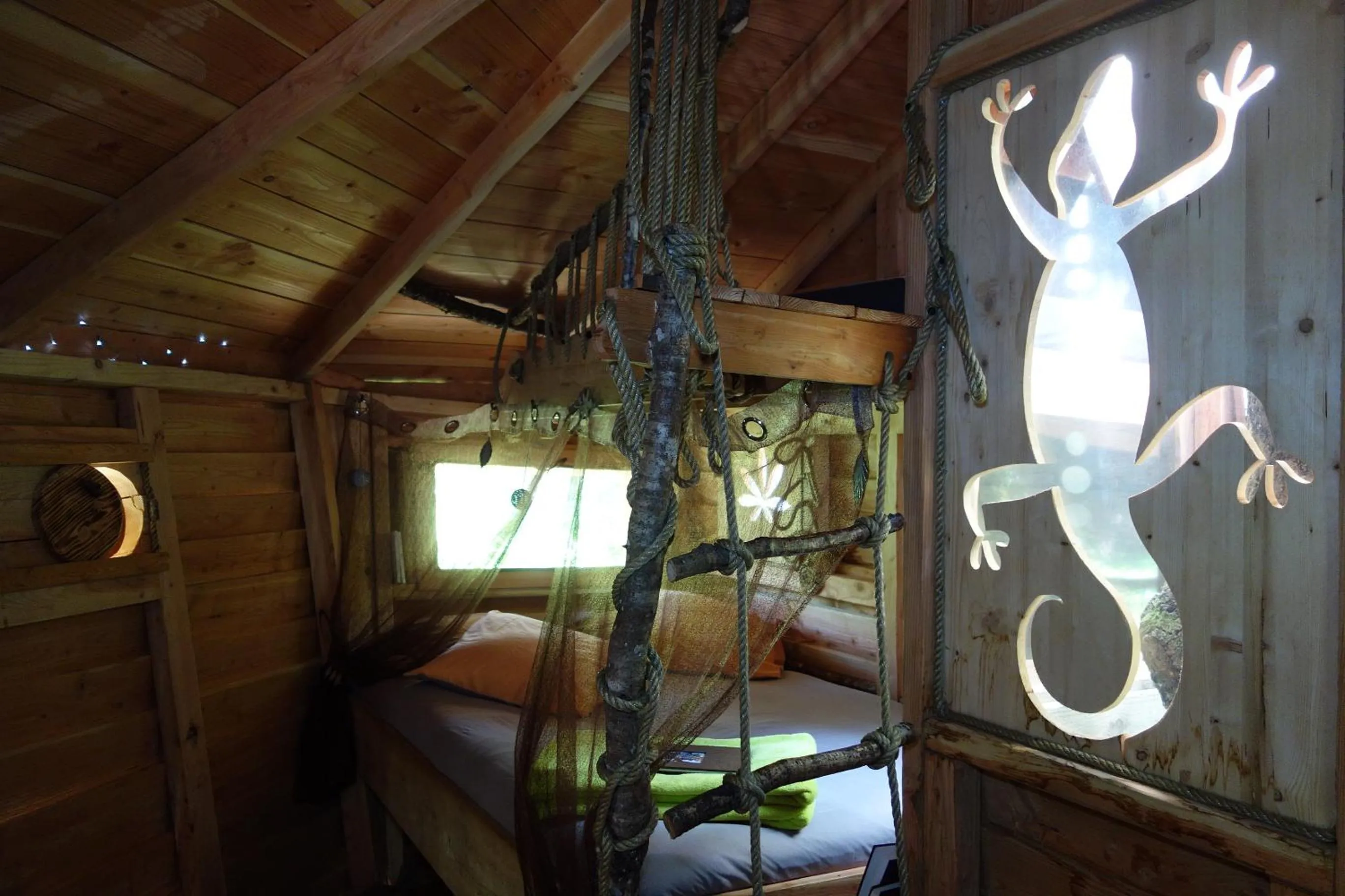 Photo of the whole room, Bed in Les Cabanes De Pyrene