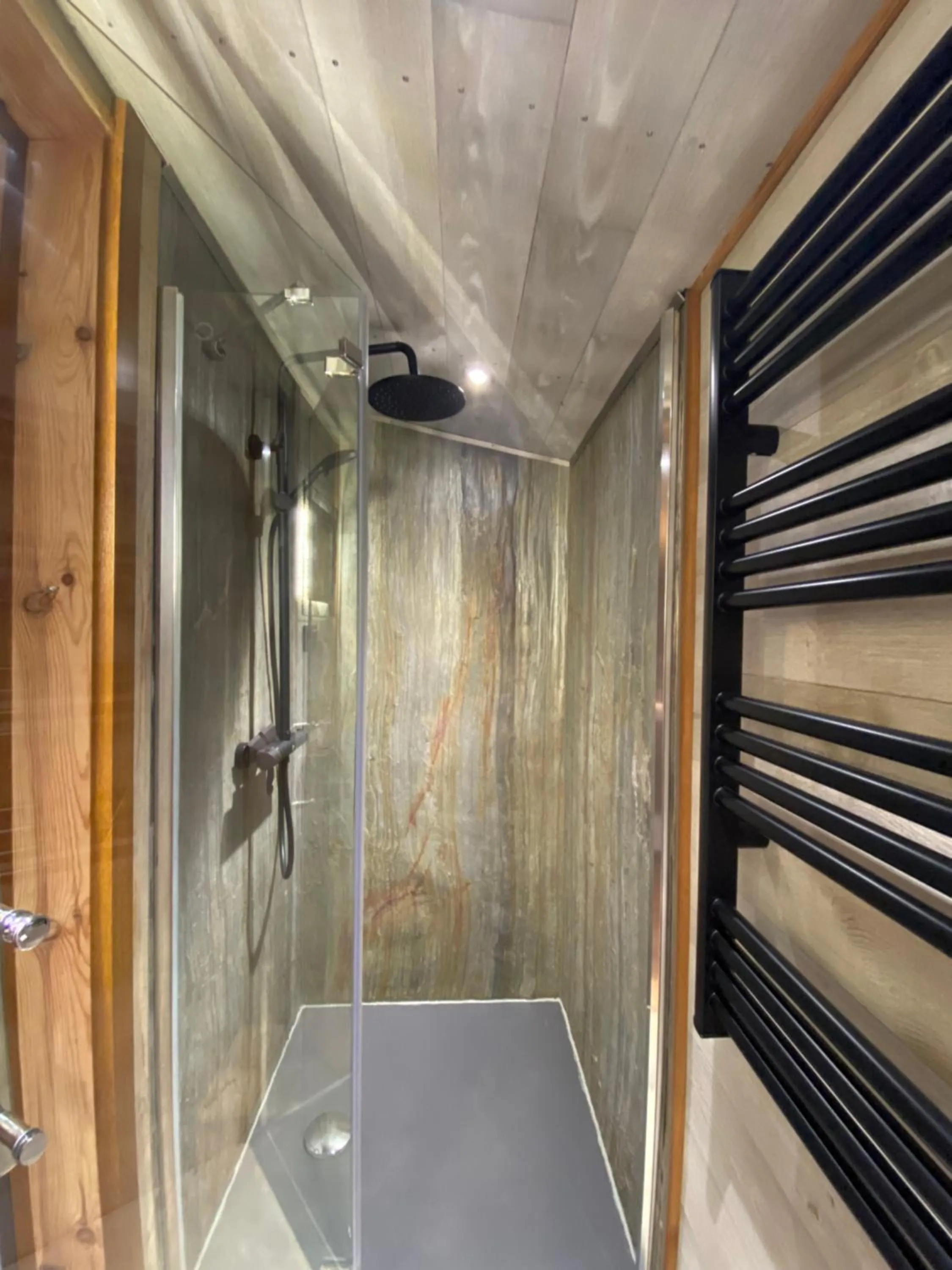 Shower in Les Cabanes De Pyrene