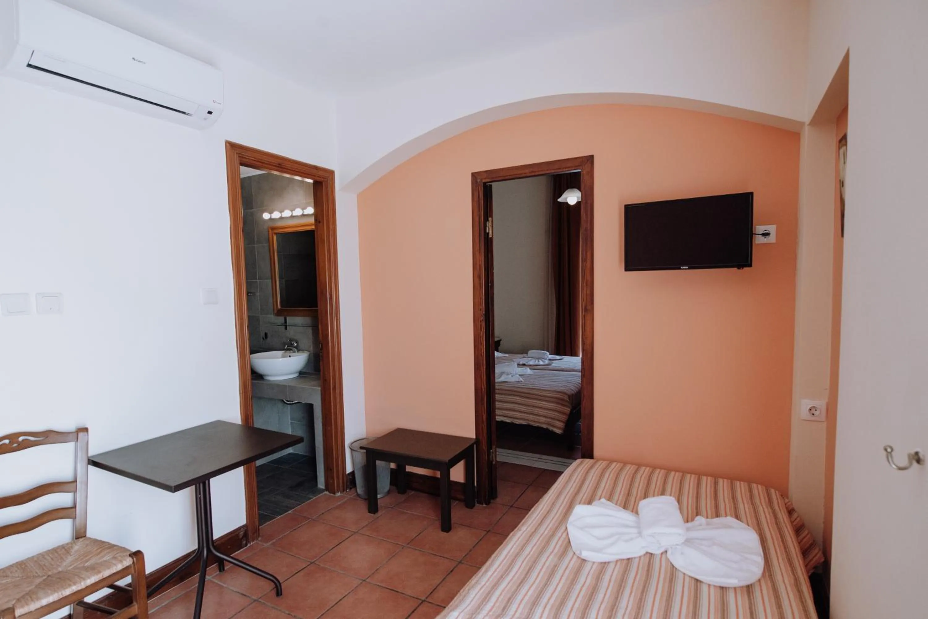 Bedroom, Bed in Golden View