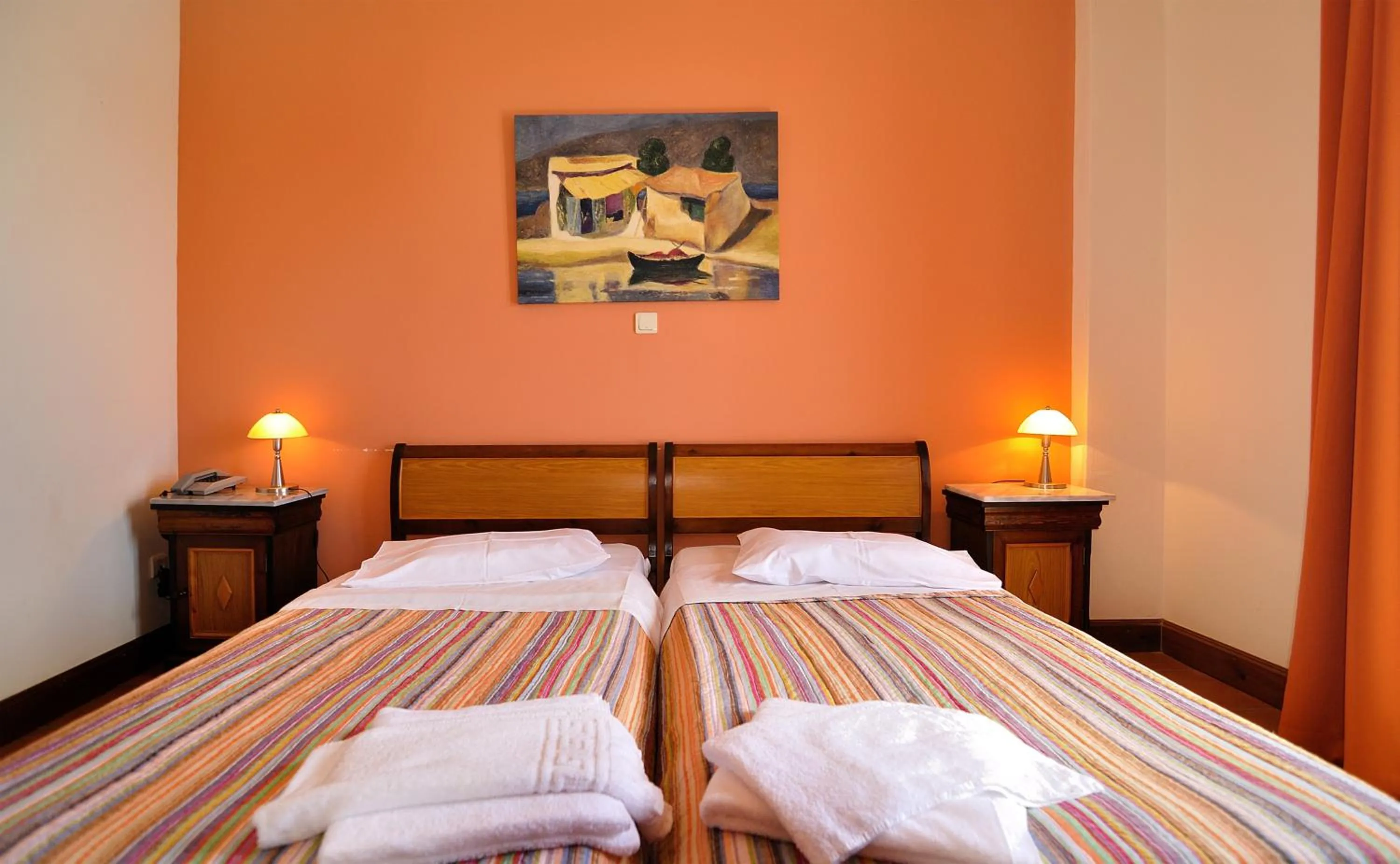 Bedroom, Bed in Golden View