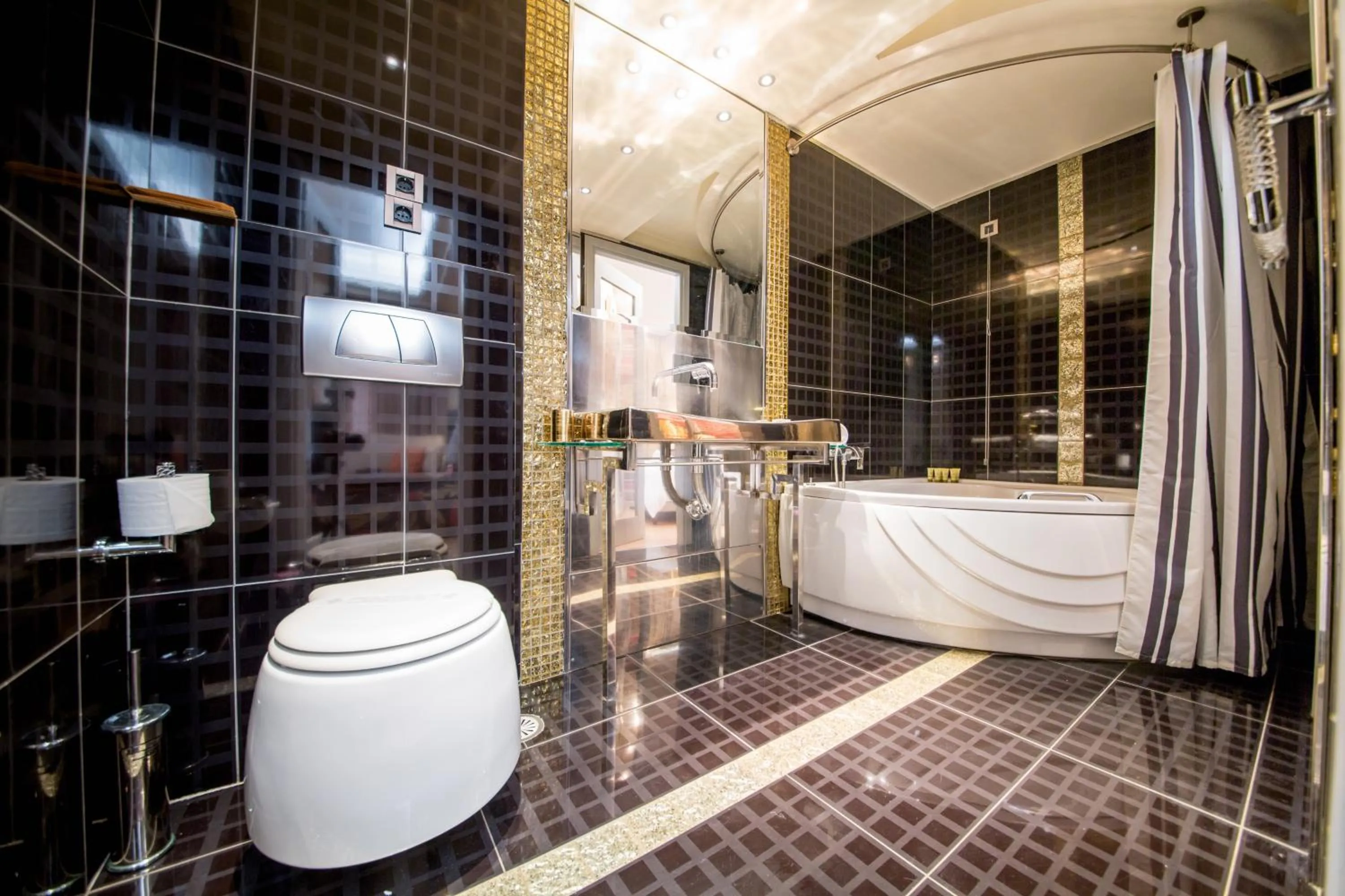 Hot Tub in Comfy Boutique Hotel