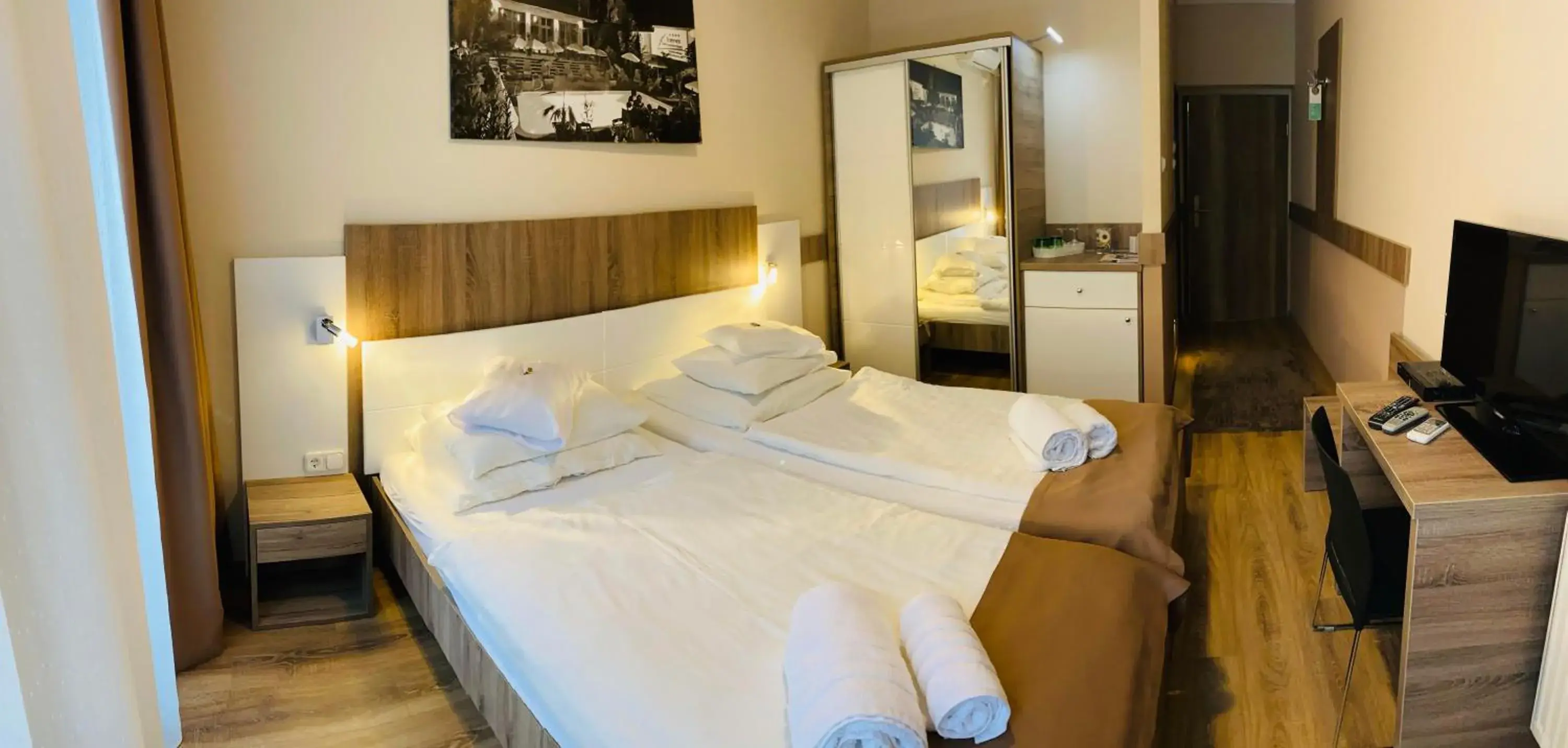 Twin Room with Shower in Fenyves Szálloda és Konferencia-Központ Twin Room with Shower in Fenyves Szálloda és Konferencia-Központ