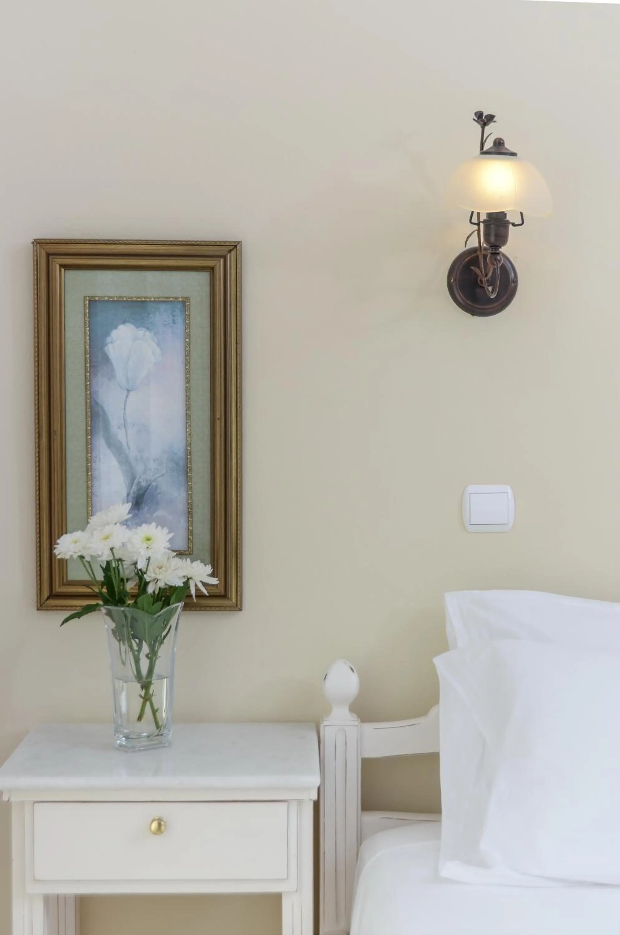 hair dresser, Bed in Kymata Hotel