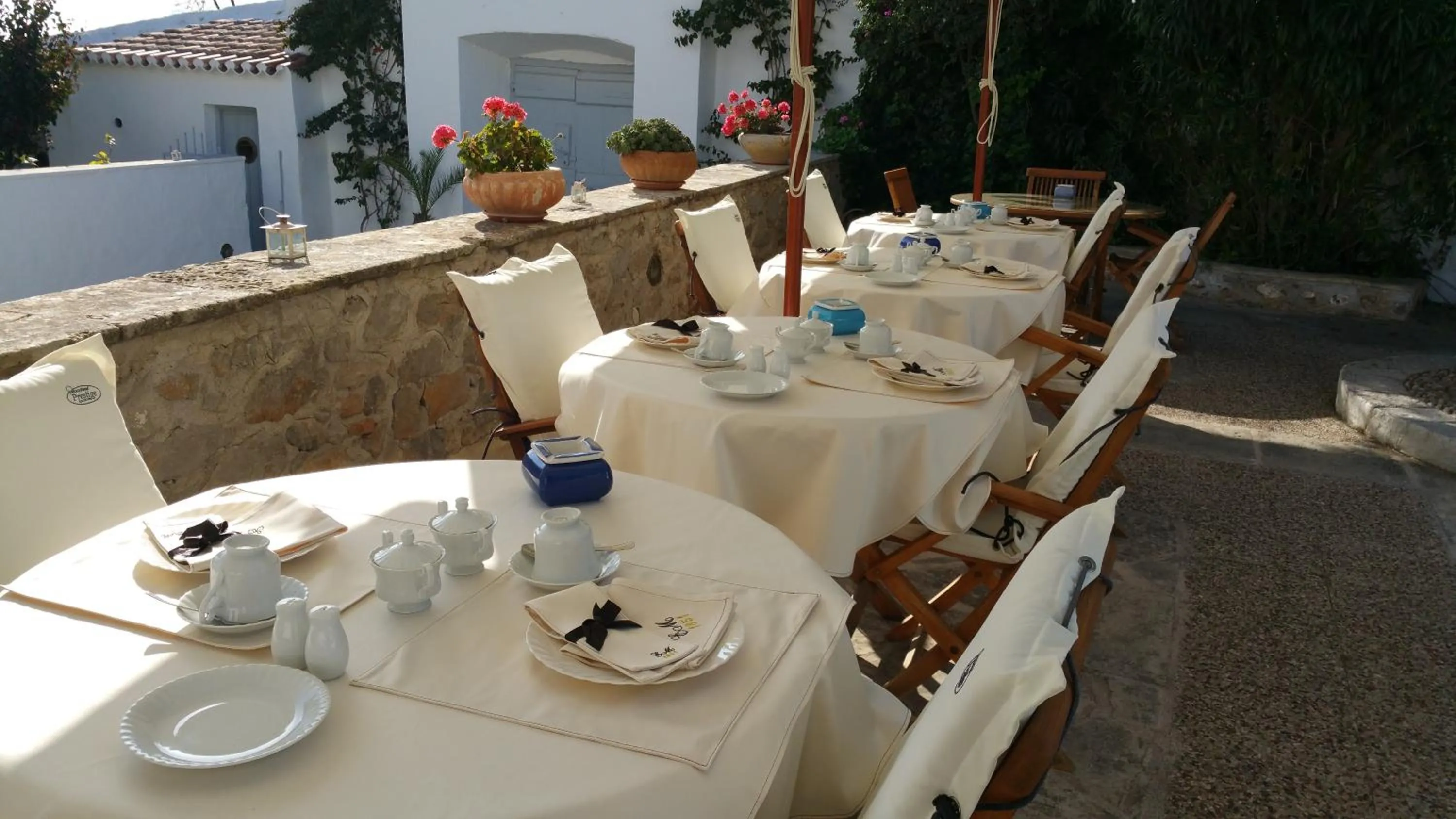 Restaurant/places to eat in Economou Mansion