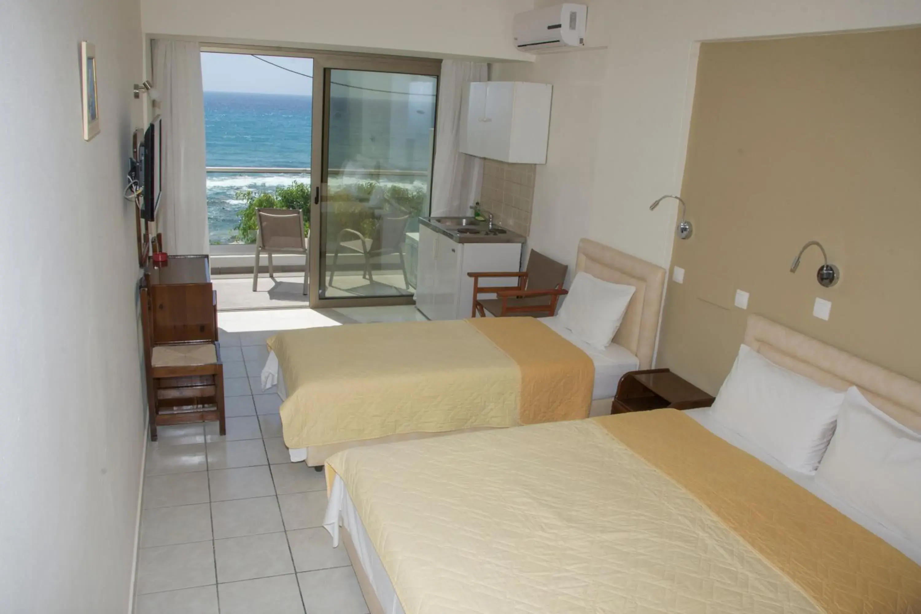 Triple Room with Sea View in Creta Mare Hotel Triple Room with Sea View in Creta Mare Hotel