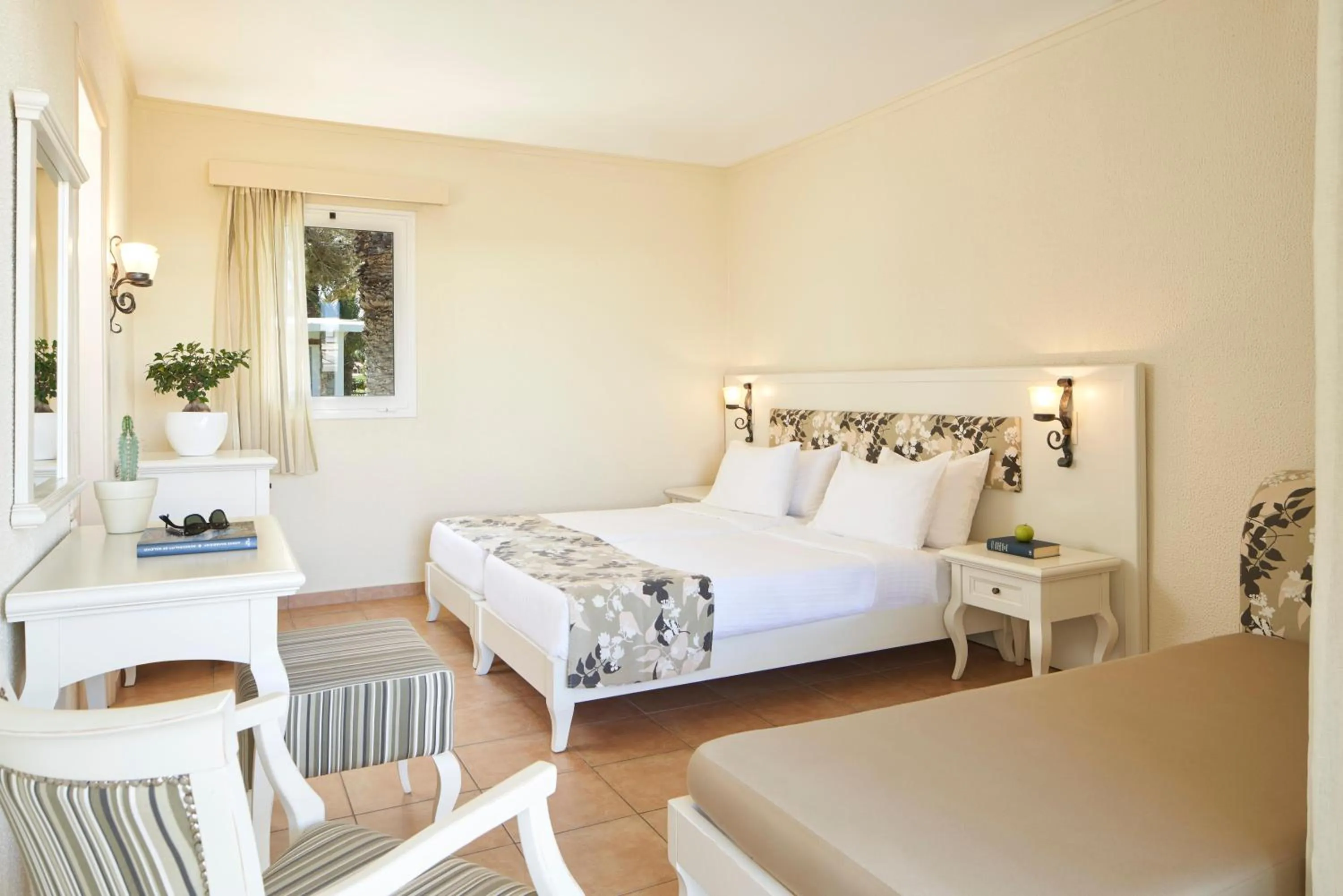 Photo of the whole room, Bed in Civitel Creta Beach