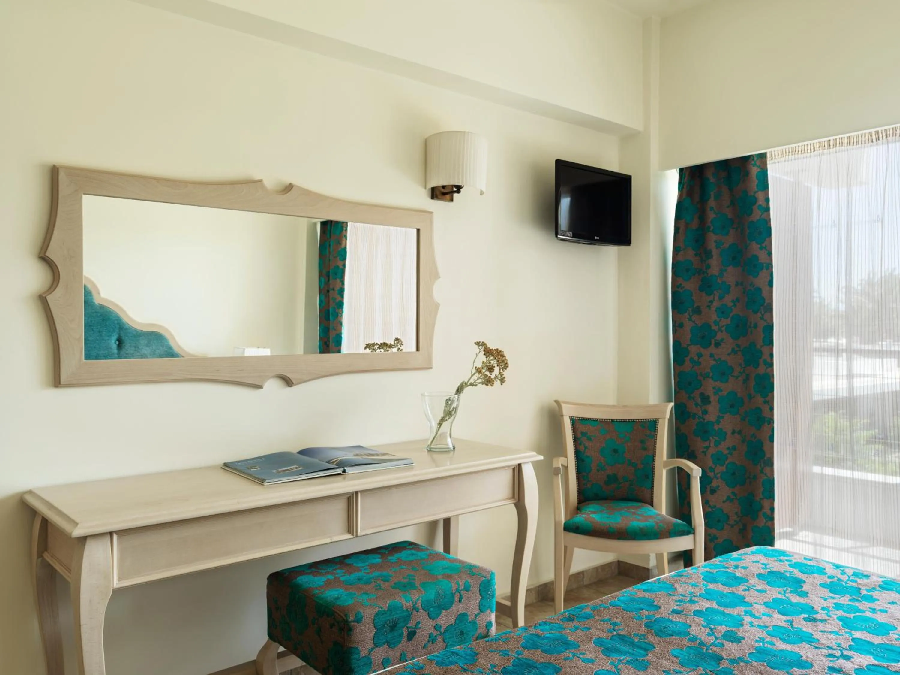 Photo of the whole room, Bed in Civitel Creta Beach