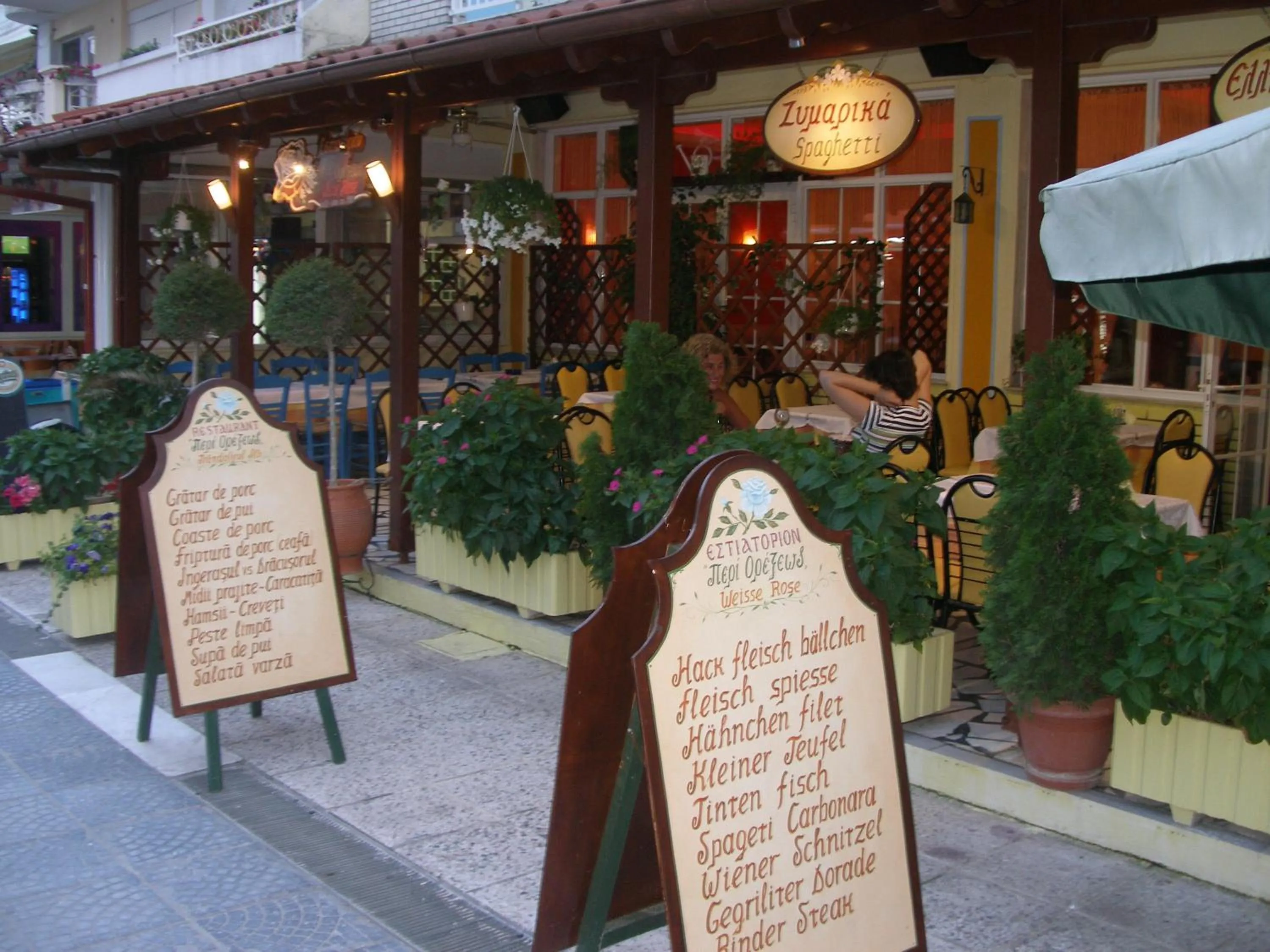 Restaurant/places to eat in Hotel White Rose Beach