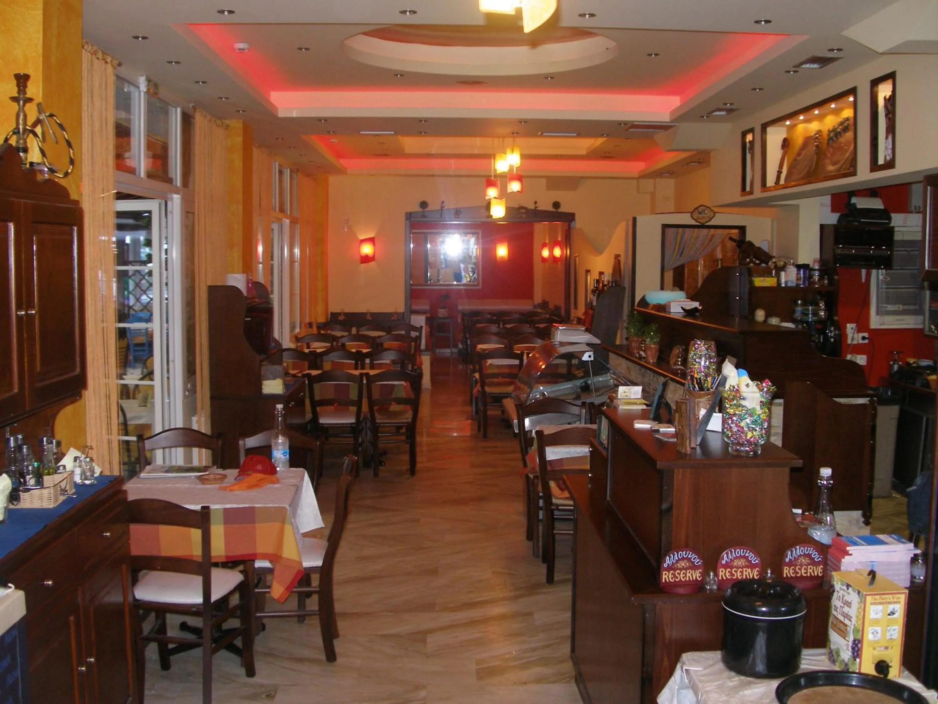 Restaurant/places to eat in Hotel White Rose Beach