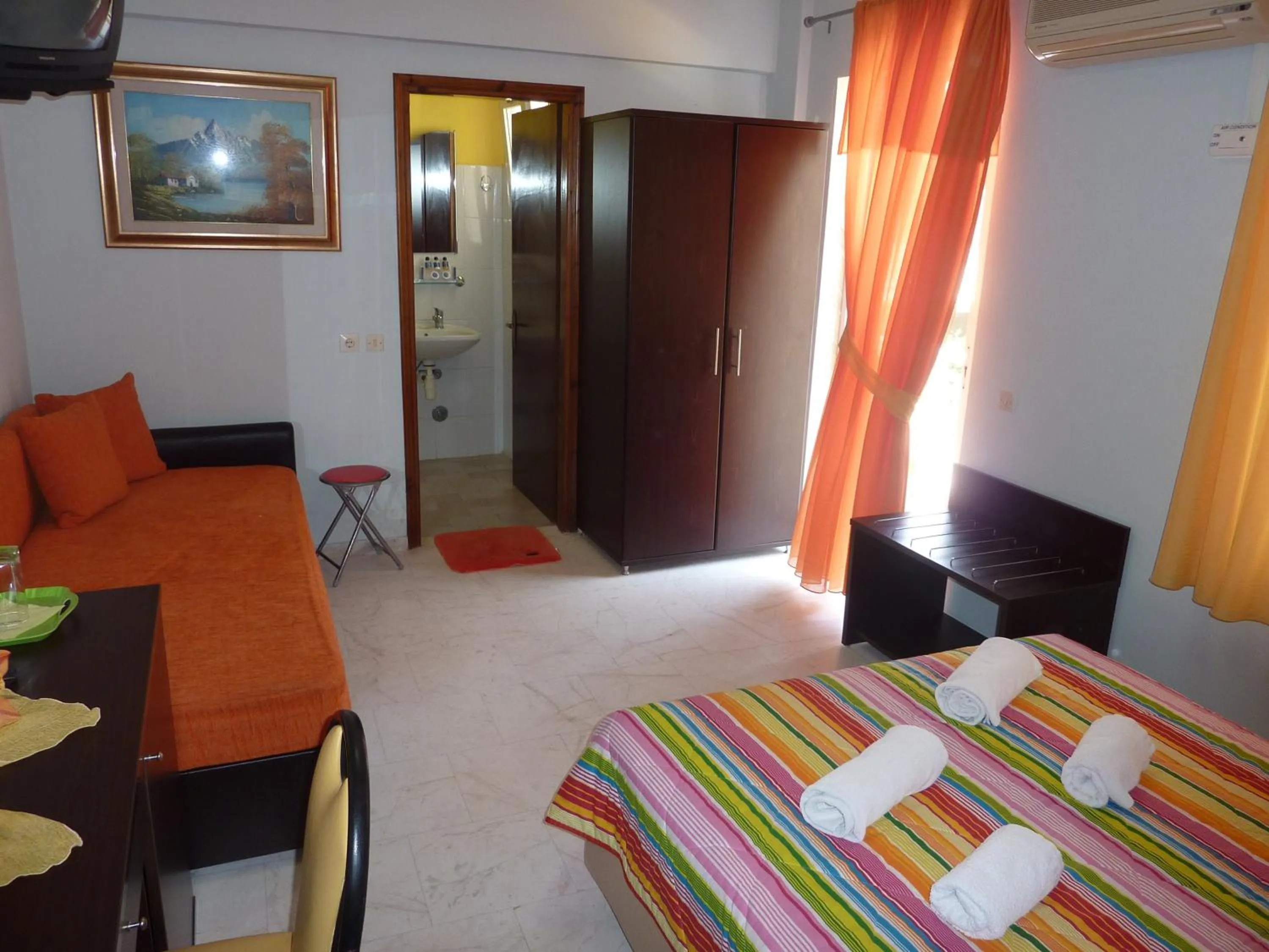 Photo of the whole room in Hotel White Rose Beach