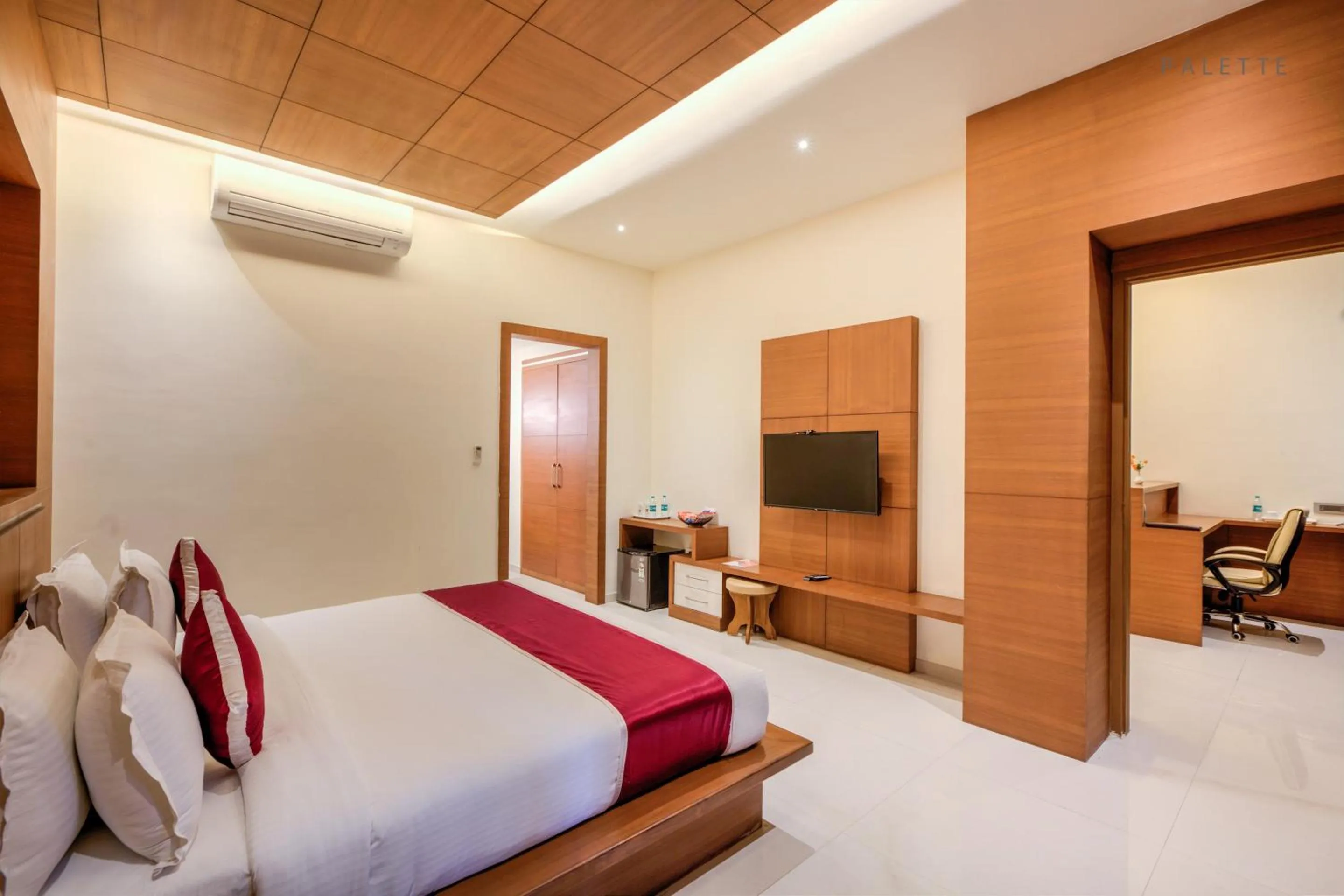 Living room, Bed in Hotel Pioneer Grand Palace