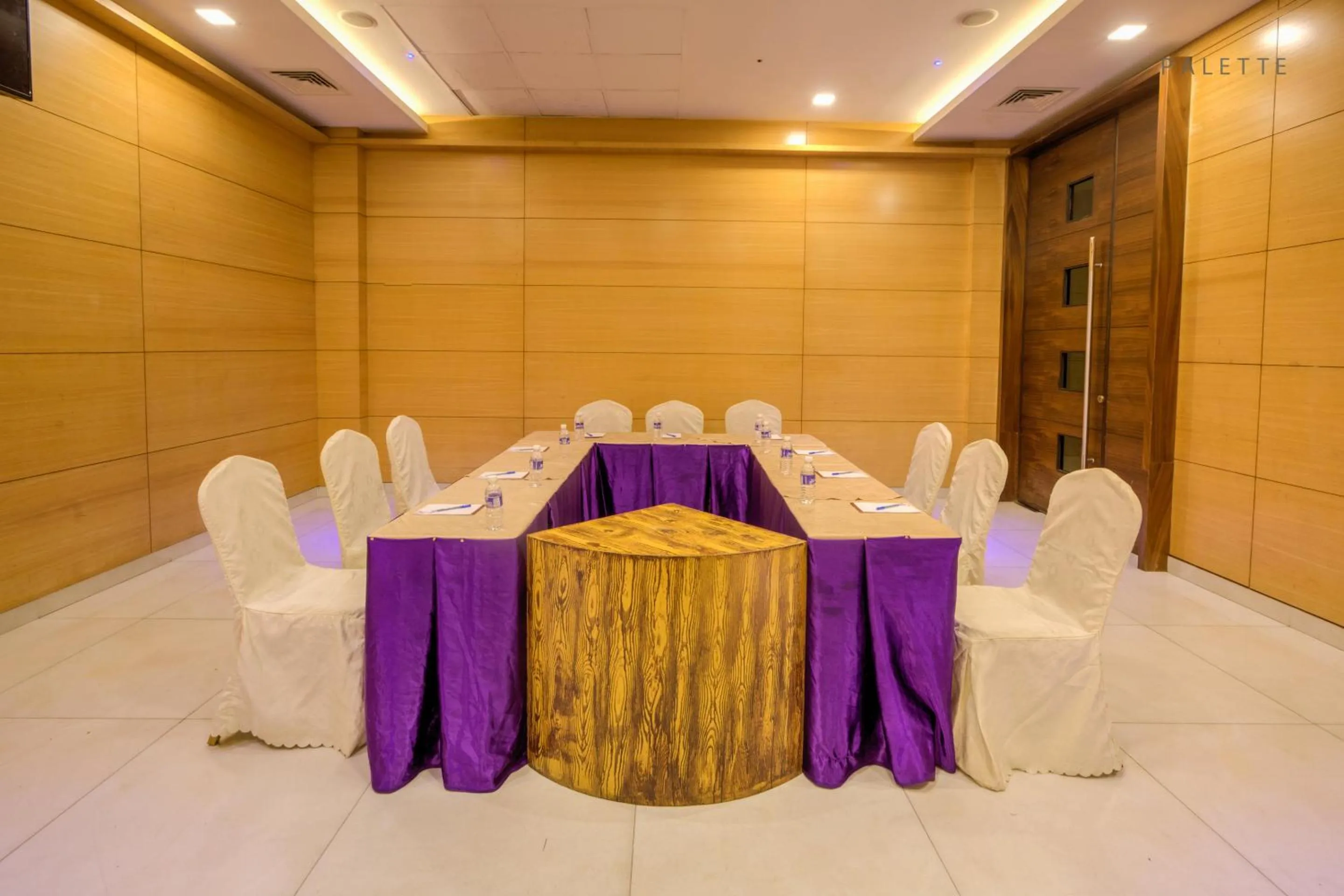 Business facilities in Hotel Pioneer Grand Palace