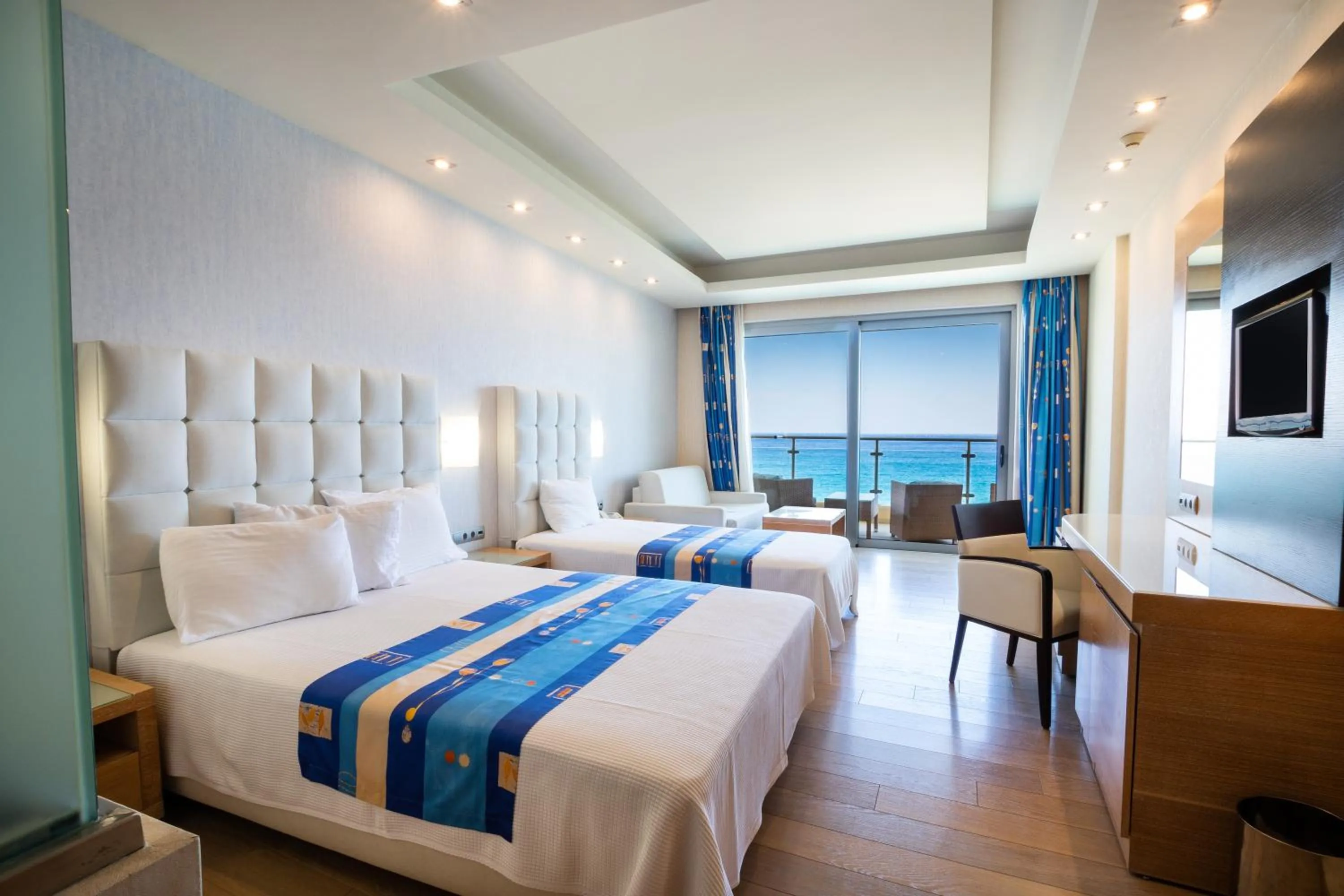 Photo of the whole room, Bed in Konstantinos Palace