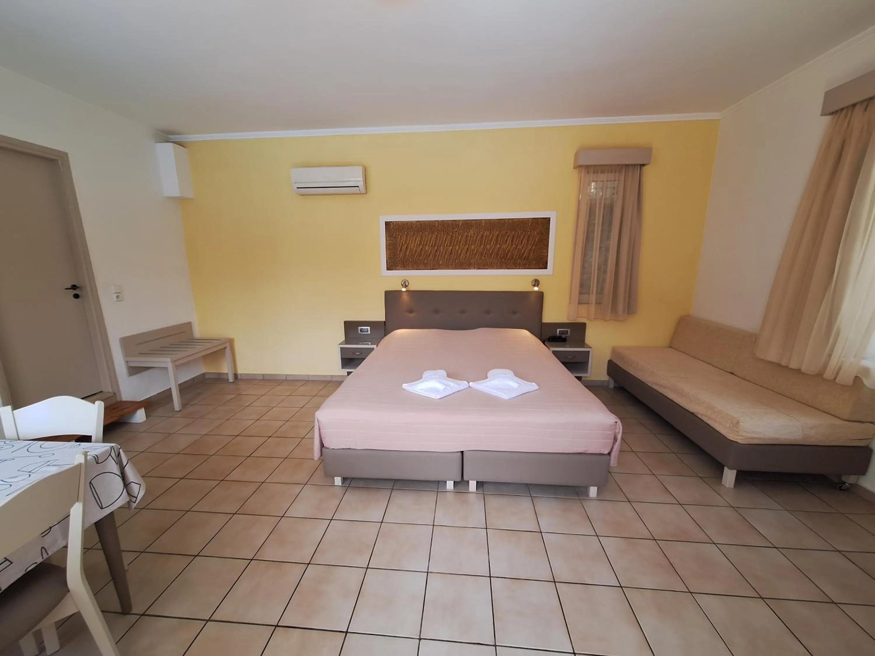 Photo of the whole room, Bed in Perla Beach