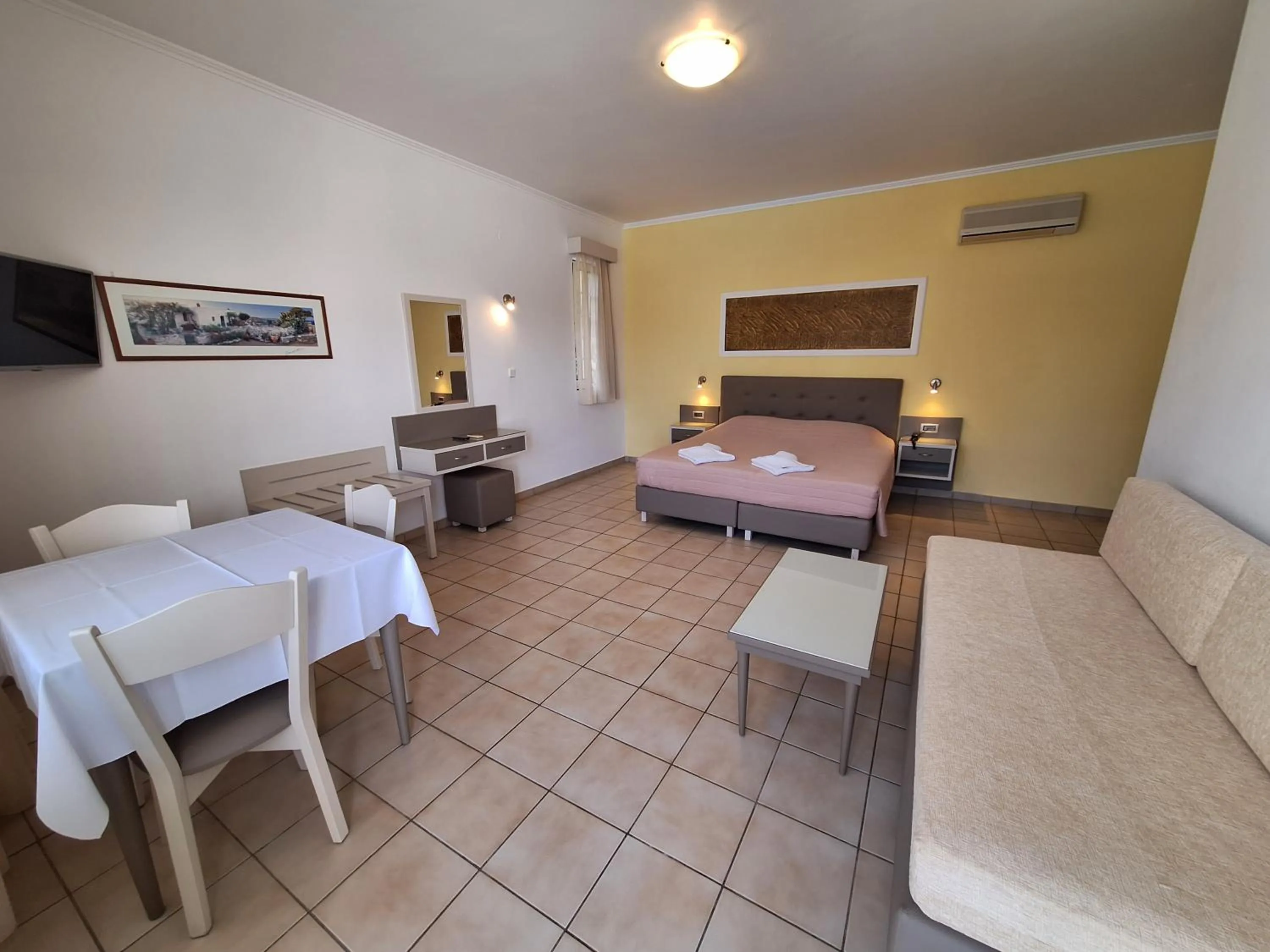 Photo of the whole room, Bed in Perla Beach