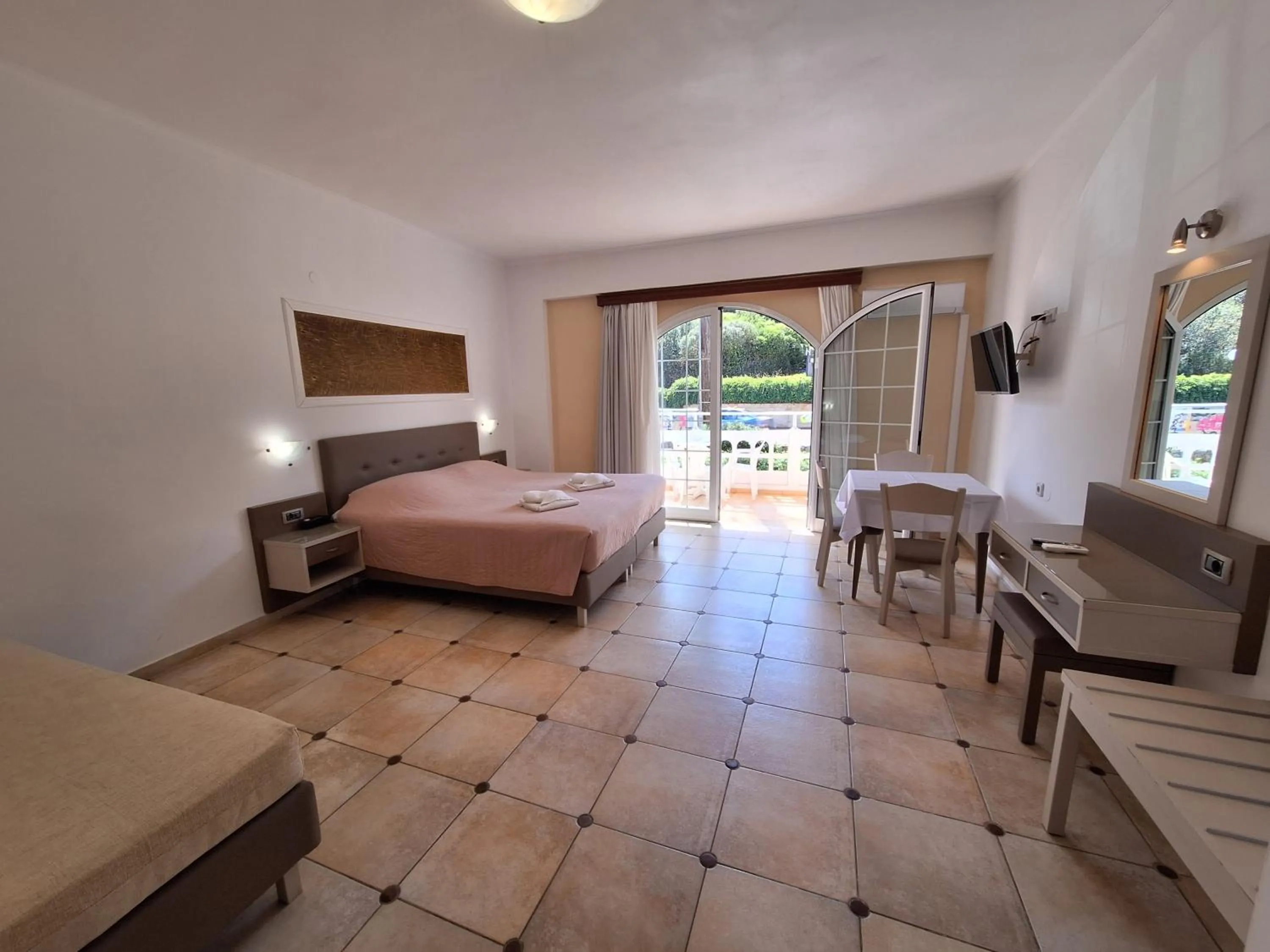 Photo of the whole room, Bed in Perla Beach