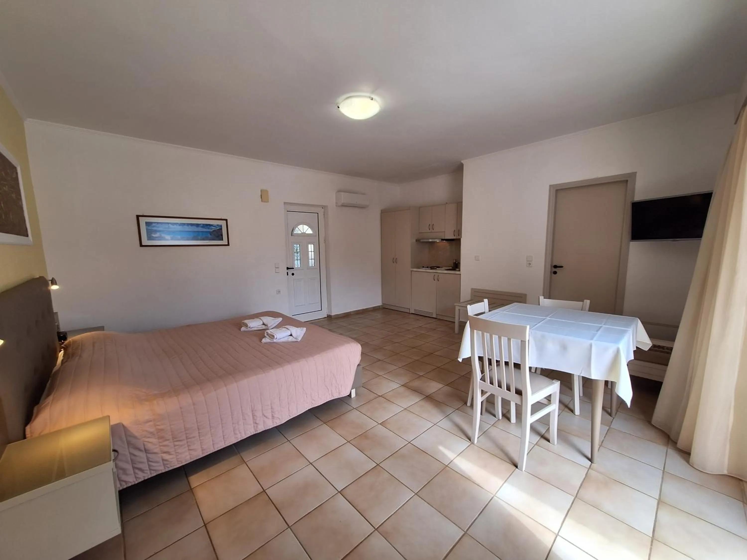 Photo of the whole room, Bed in Perla Beach