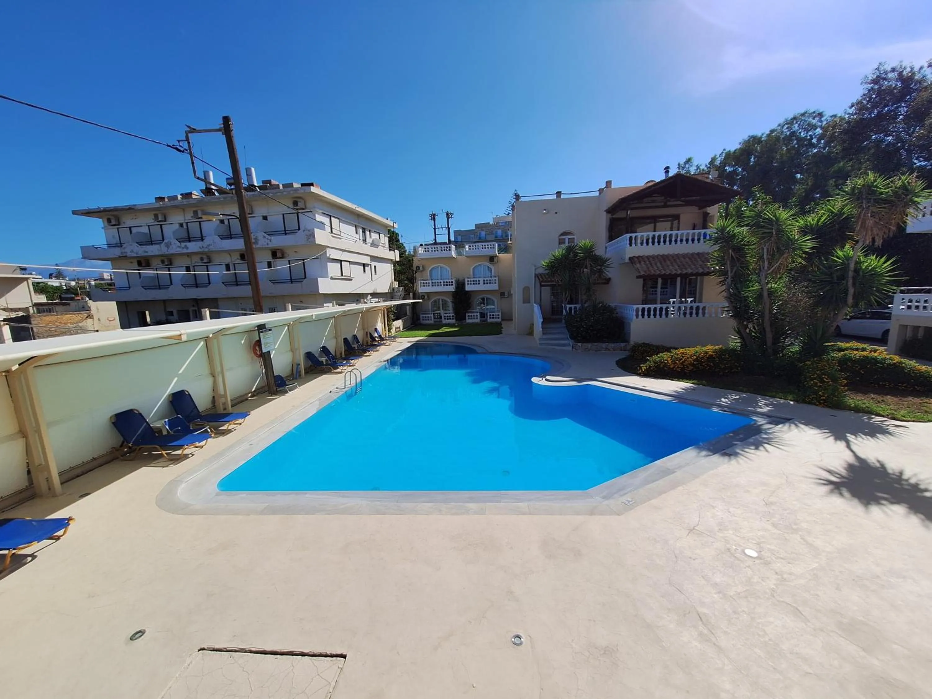 Swimming pool in Perla Beach