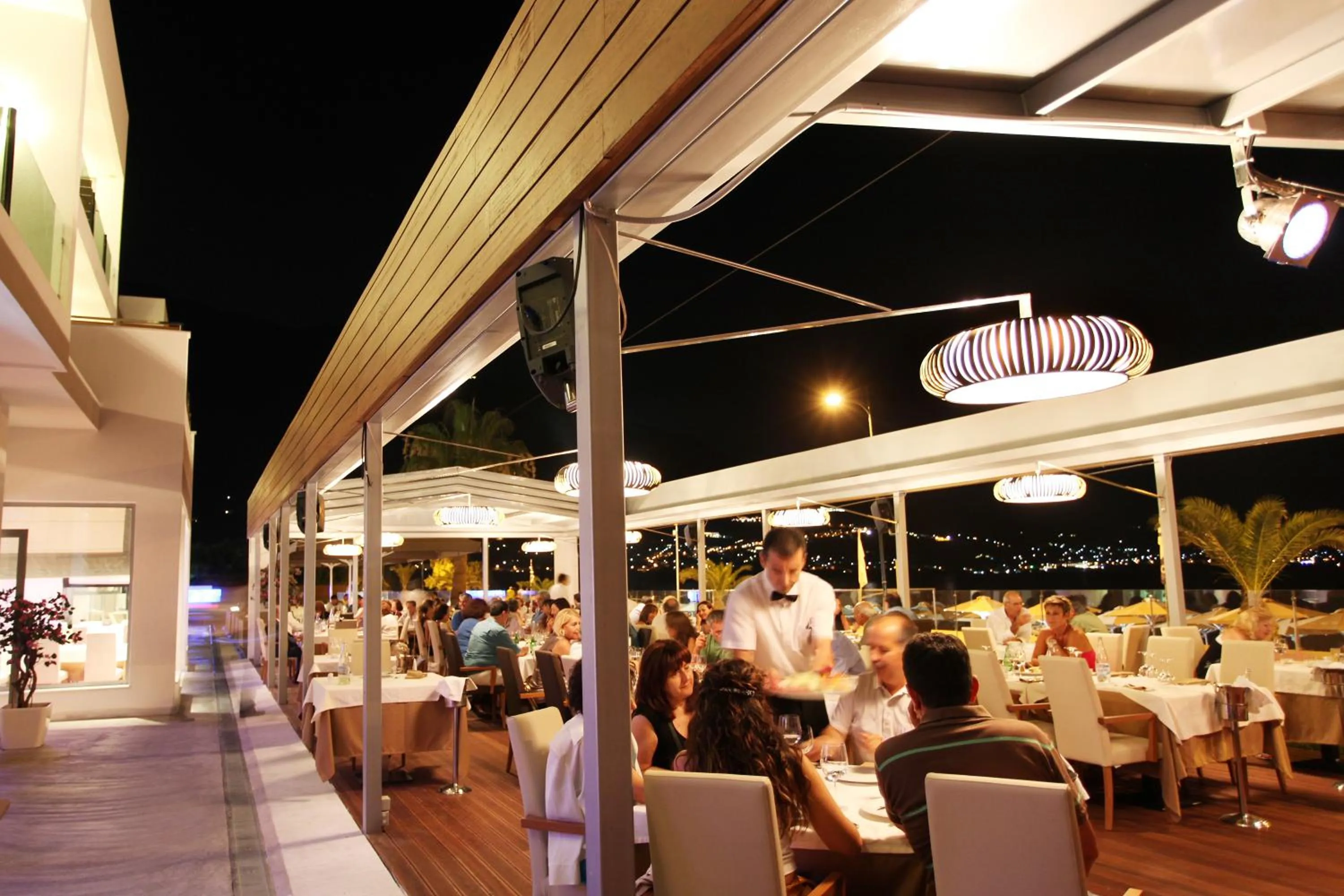 Restaurant/places to eat in Elite City Resort