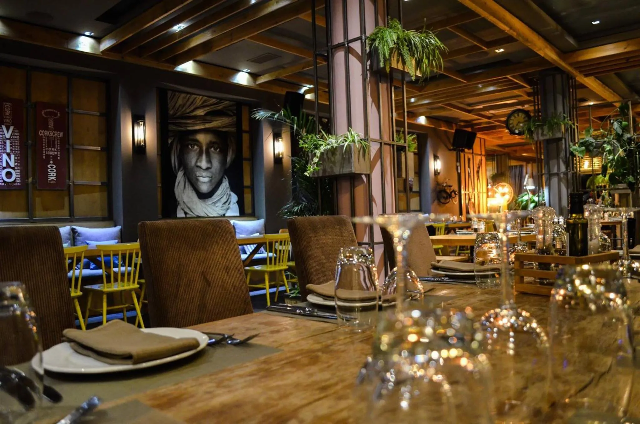 Restaurant/places to eat in Elite City Resort