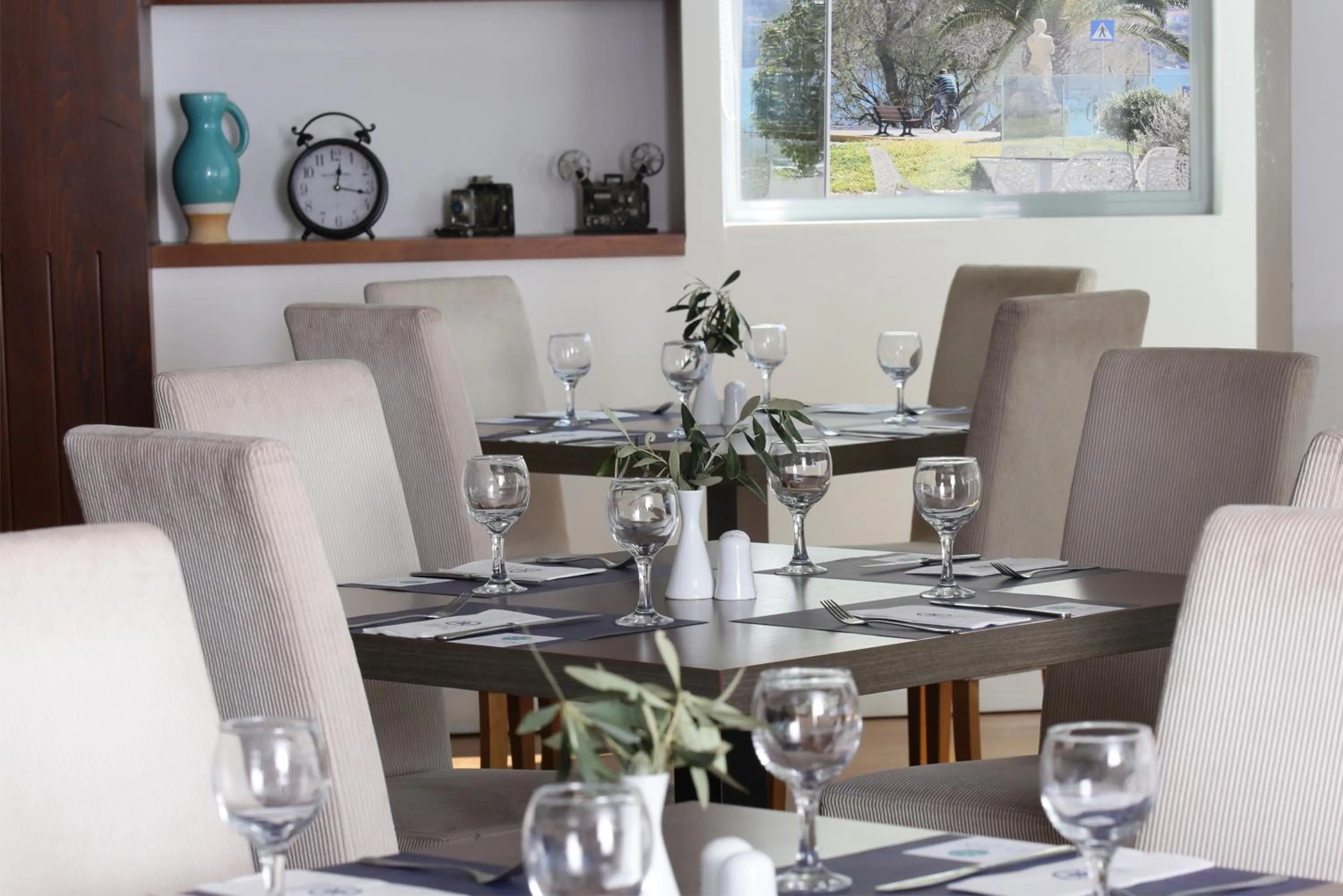 Restaurant/places to eat in Elite City Resort