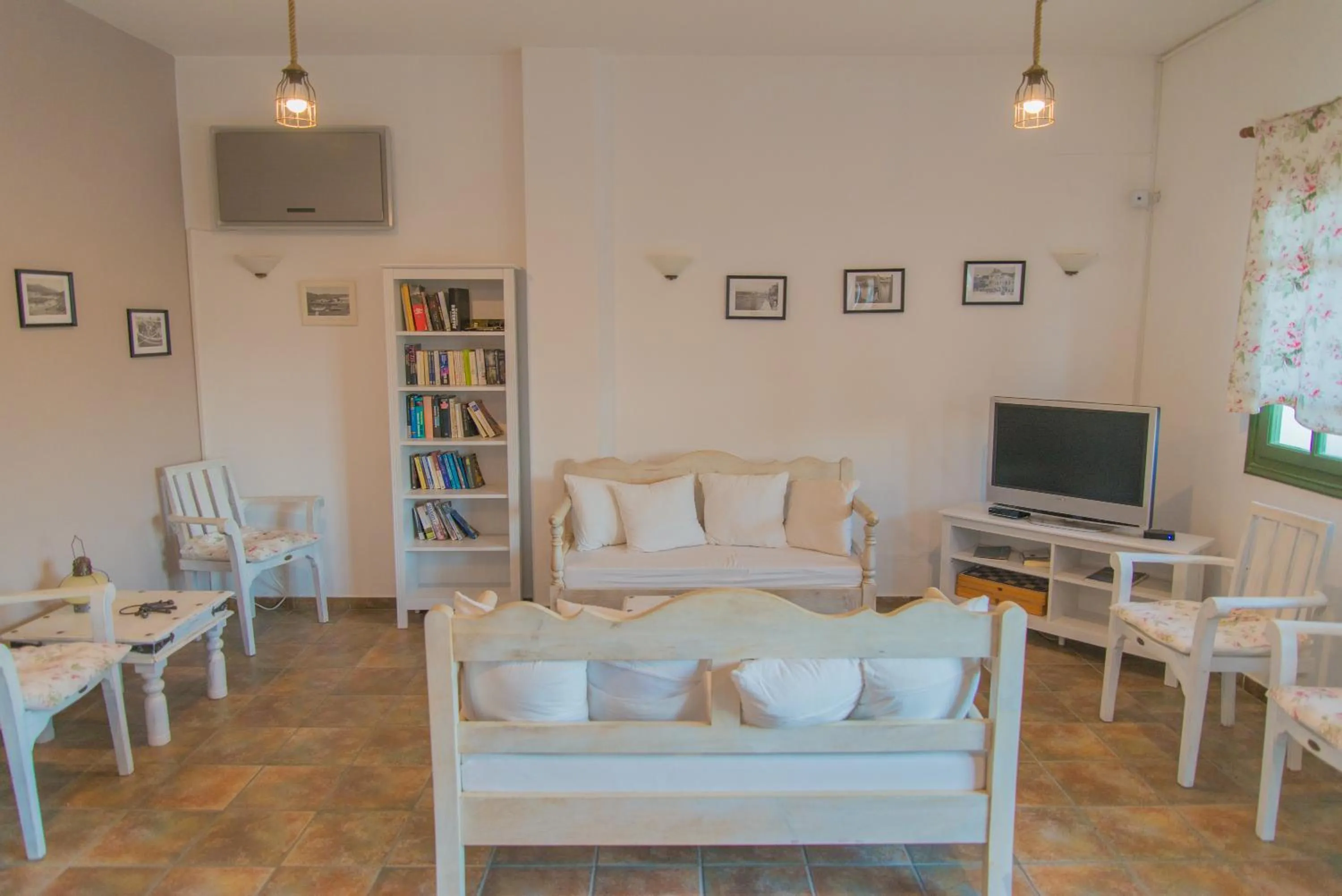 Communal lounge/ TV room in Ostria Hotel & Apartments